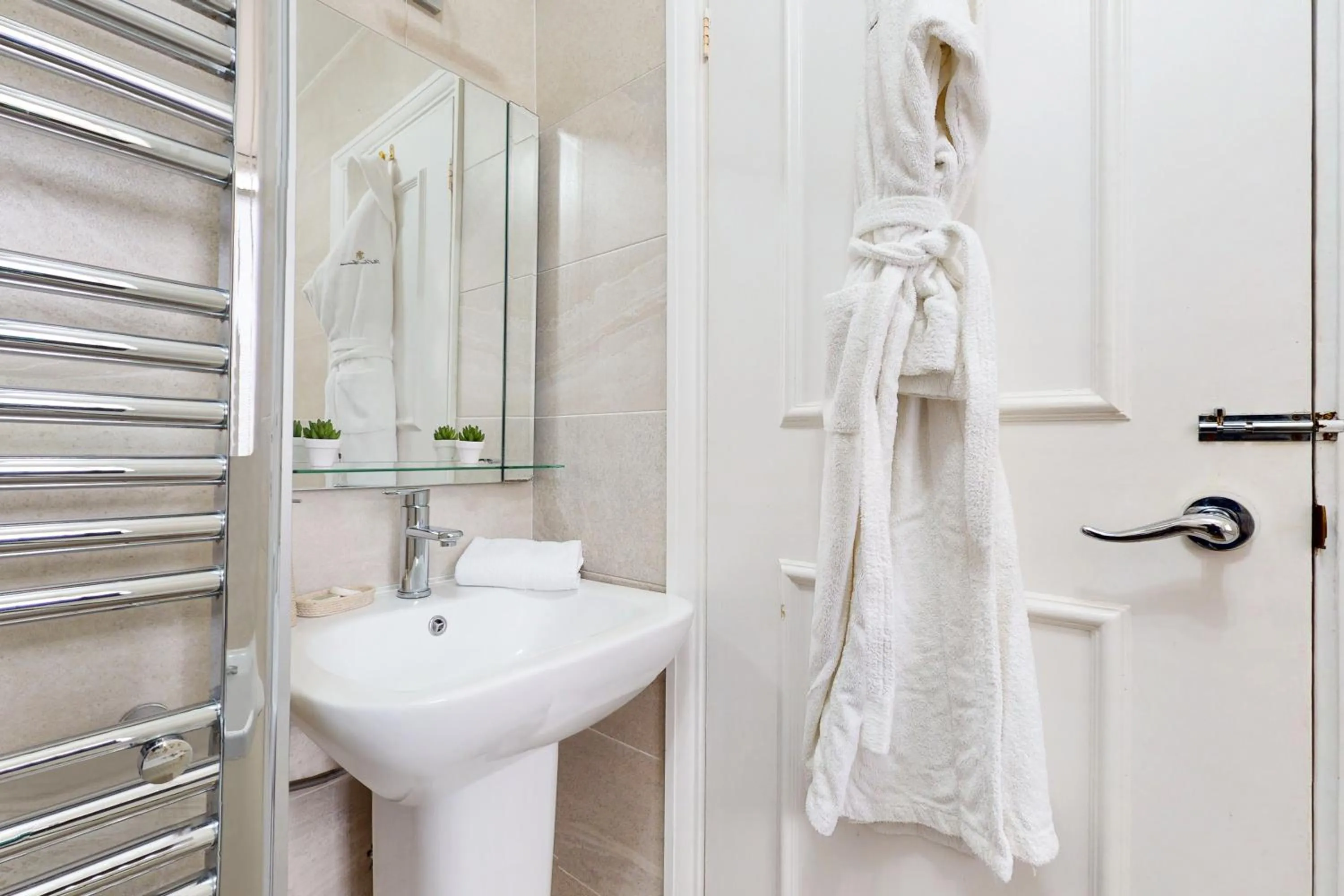 Shower in Park Lane Apartments/Shaw House