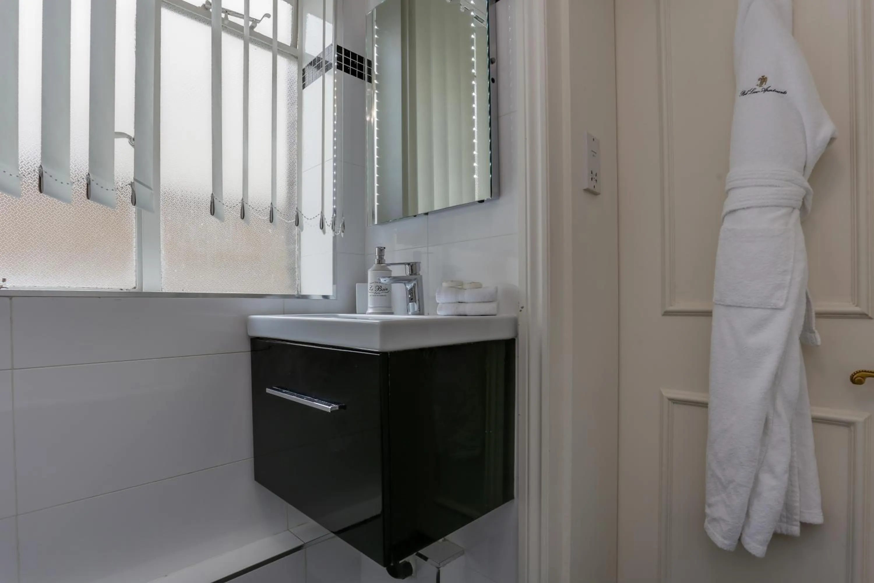 Bathroom in Park Lane Apartments/Shaw House