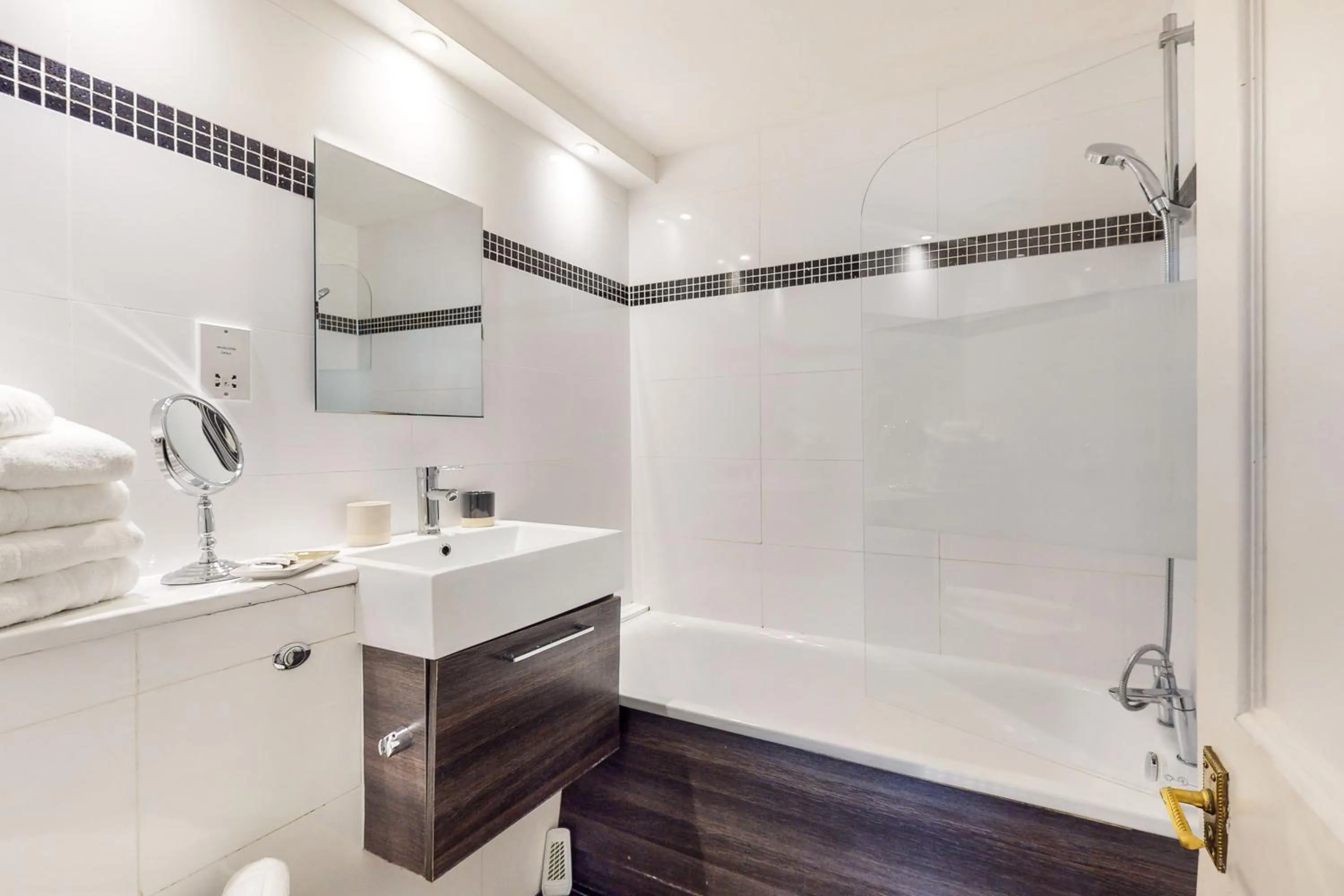 Bathroom in Park Lane Apartments/Shaw House