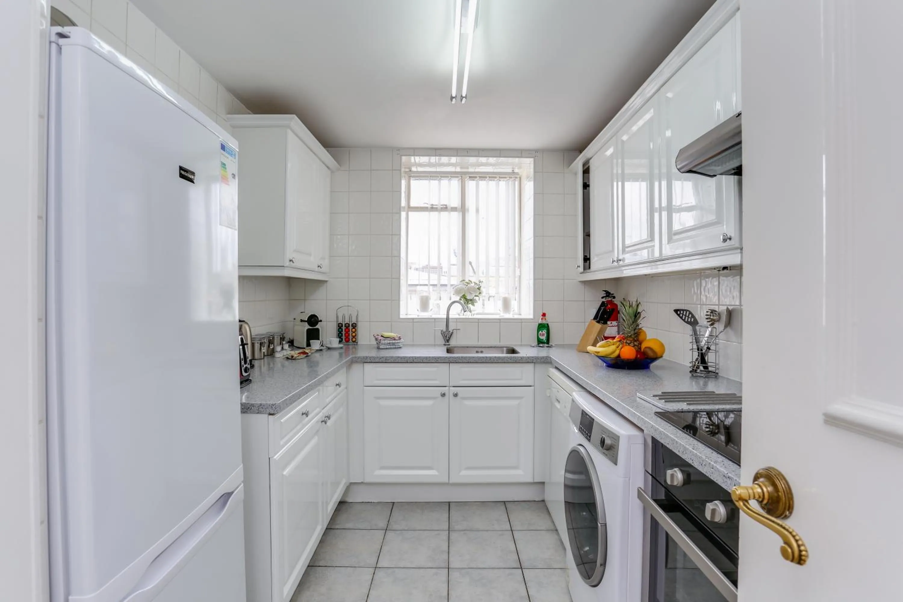 Kitchen or kitchenette in Park Lane Apartments/Shaw House