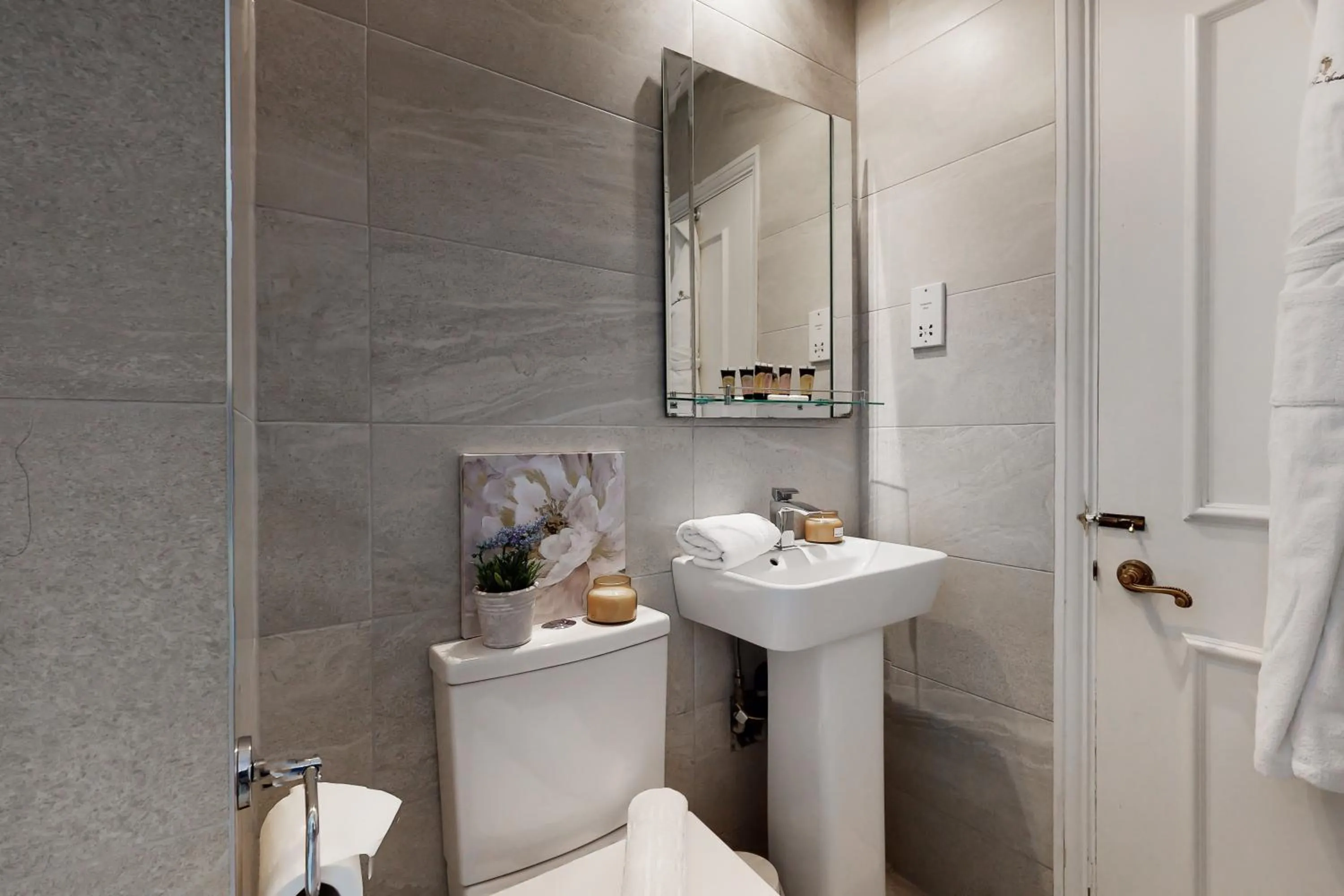 Toilet in Park Lane Apartments/Shaw House