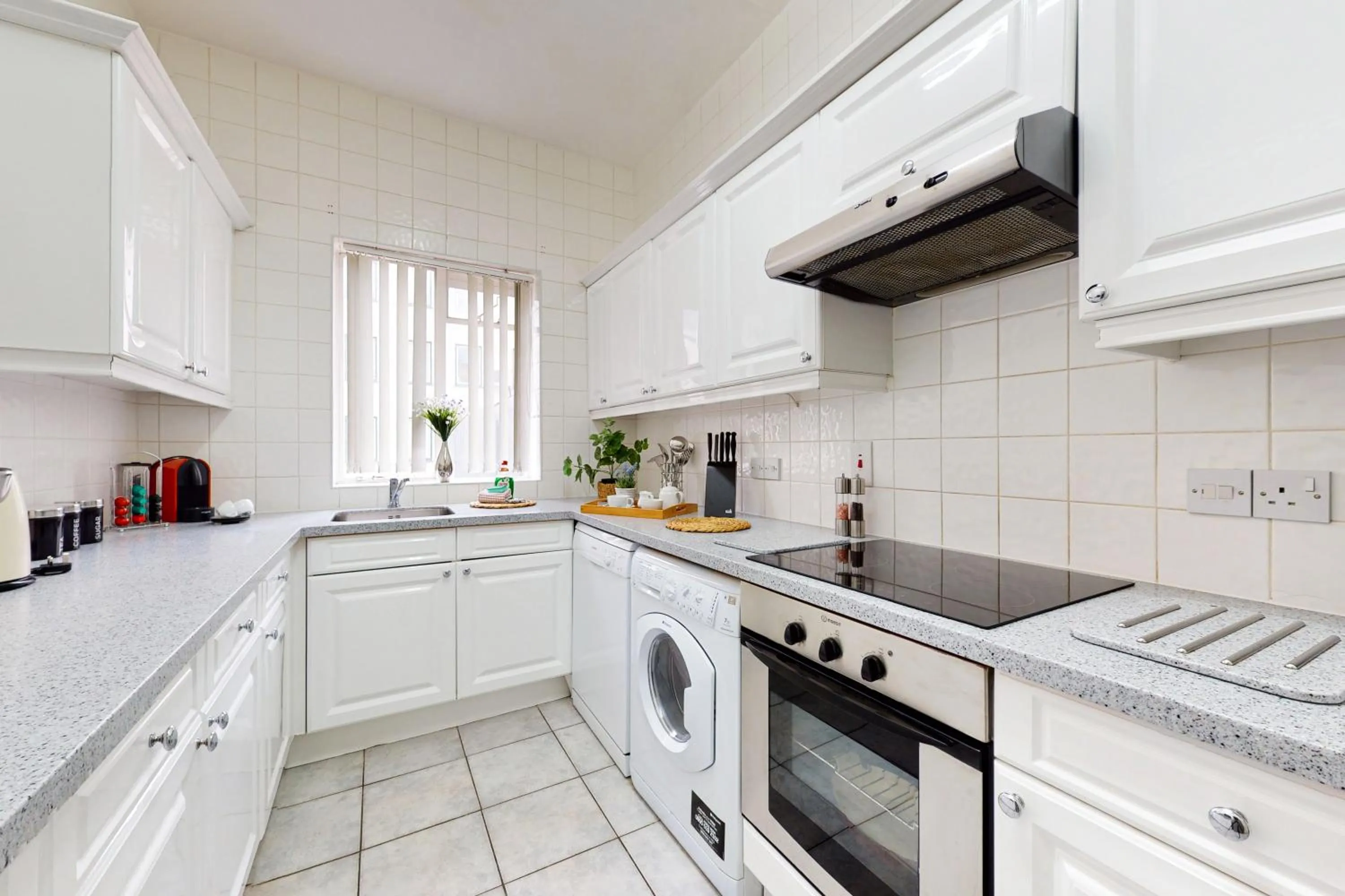 Kitchen or kitchenette in Park Lane Apartments/Shaw House