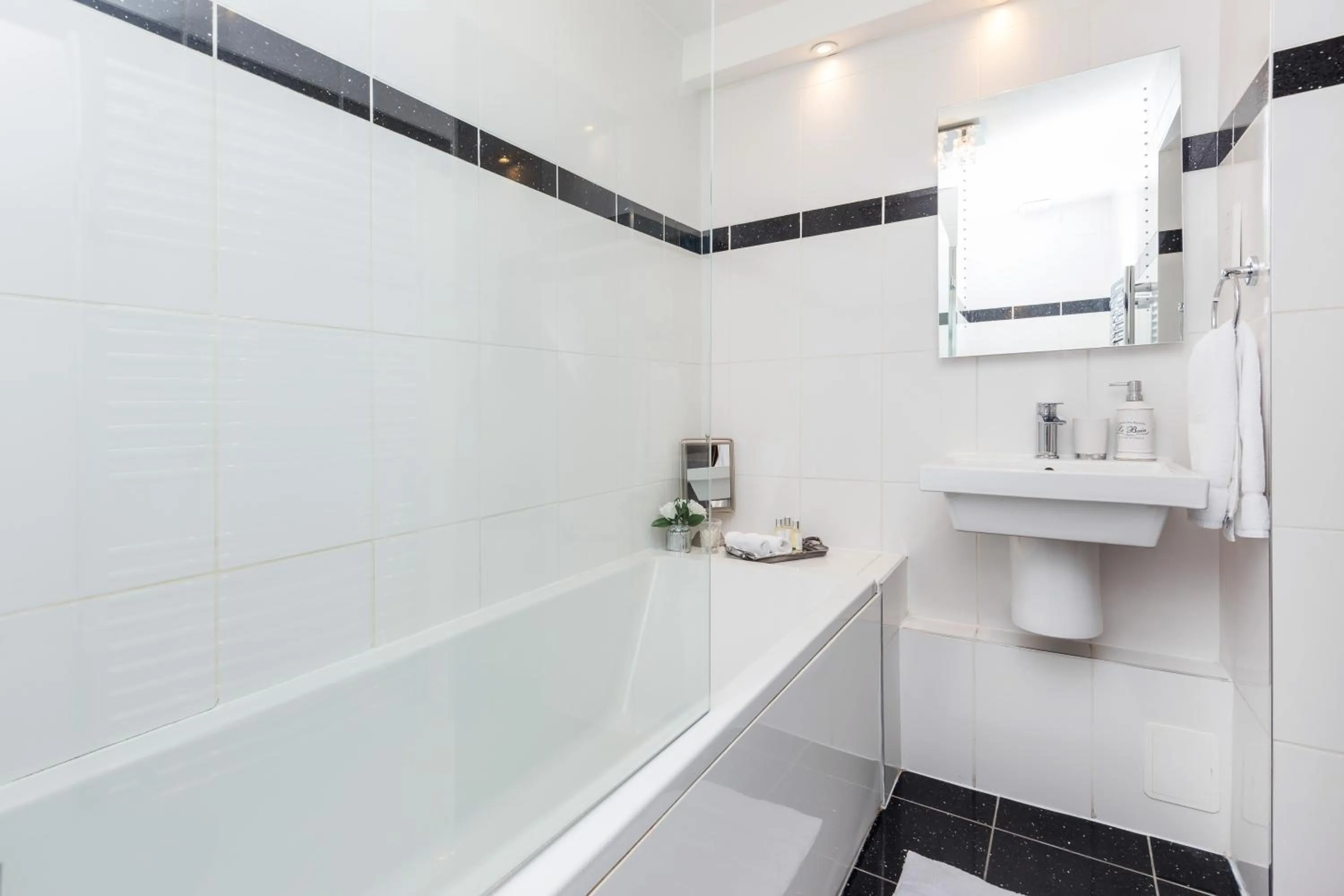 Bathroom in Park Lane Apartments/Shaw House