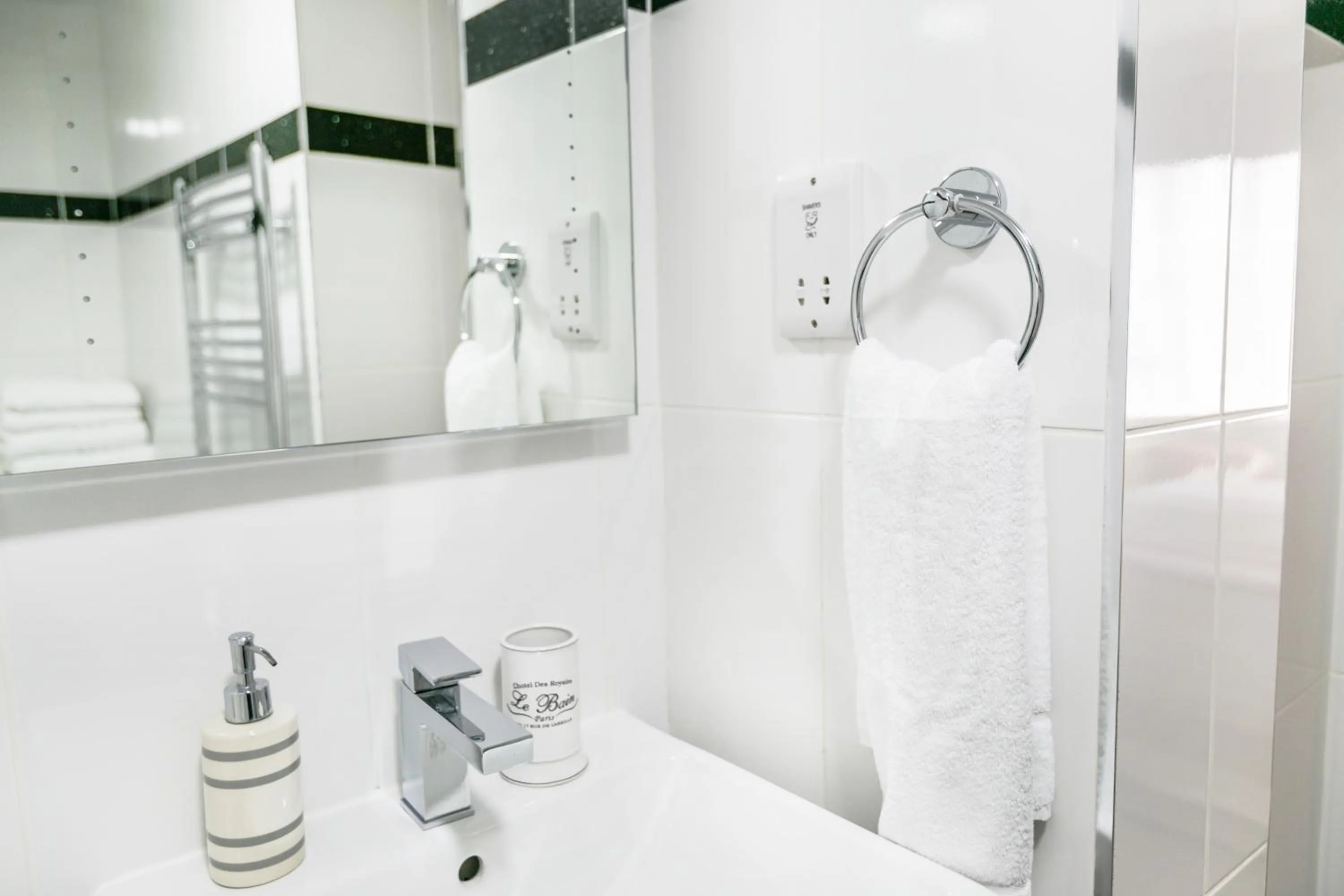 Bathroom in Park Lane Apartments/Shaw House
