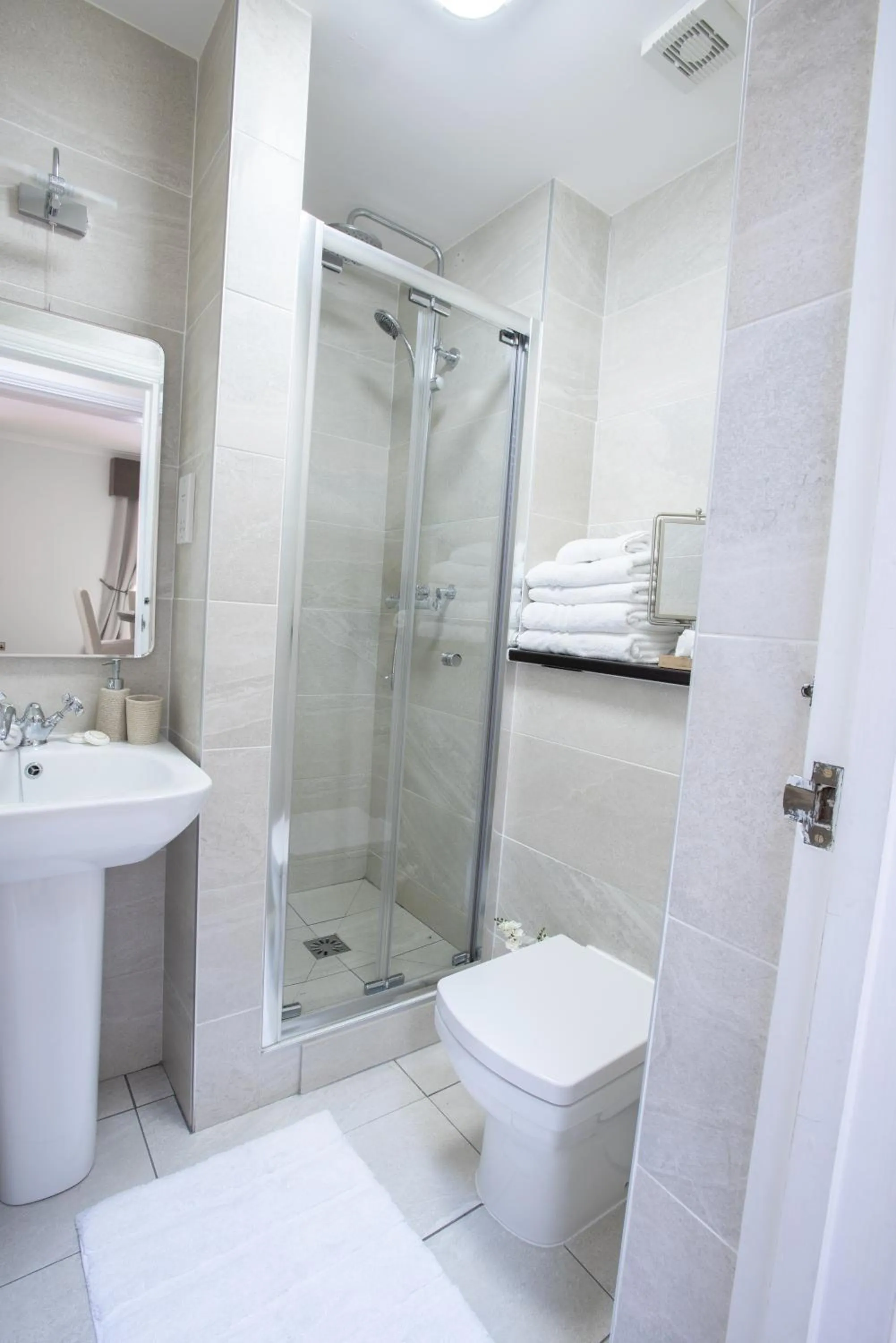 Shower in Park Lane Apartments/Shaw House