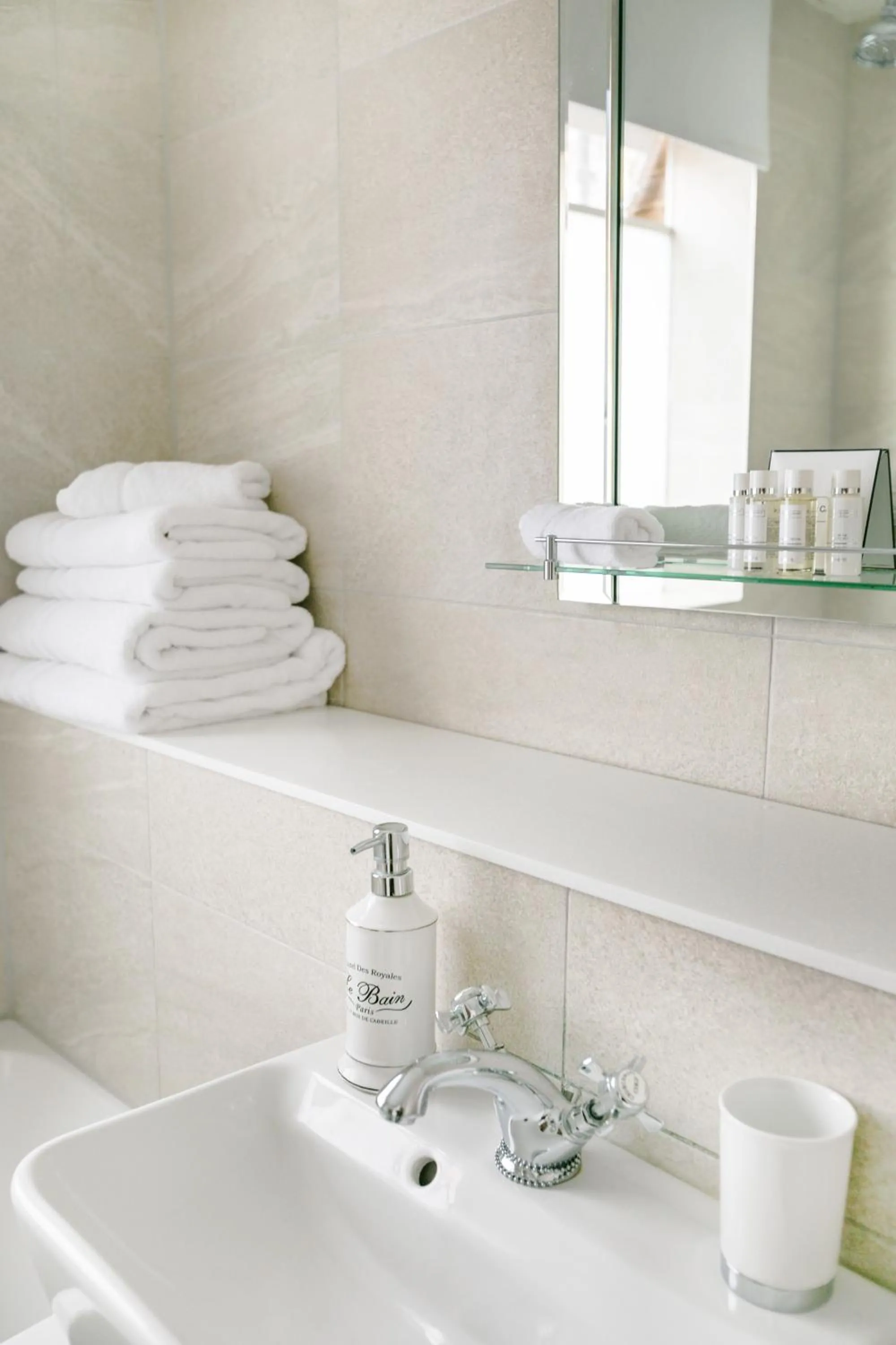 Bathroom in Park Lane Apartments/Shaw House