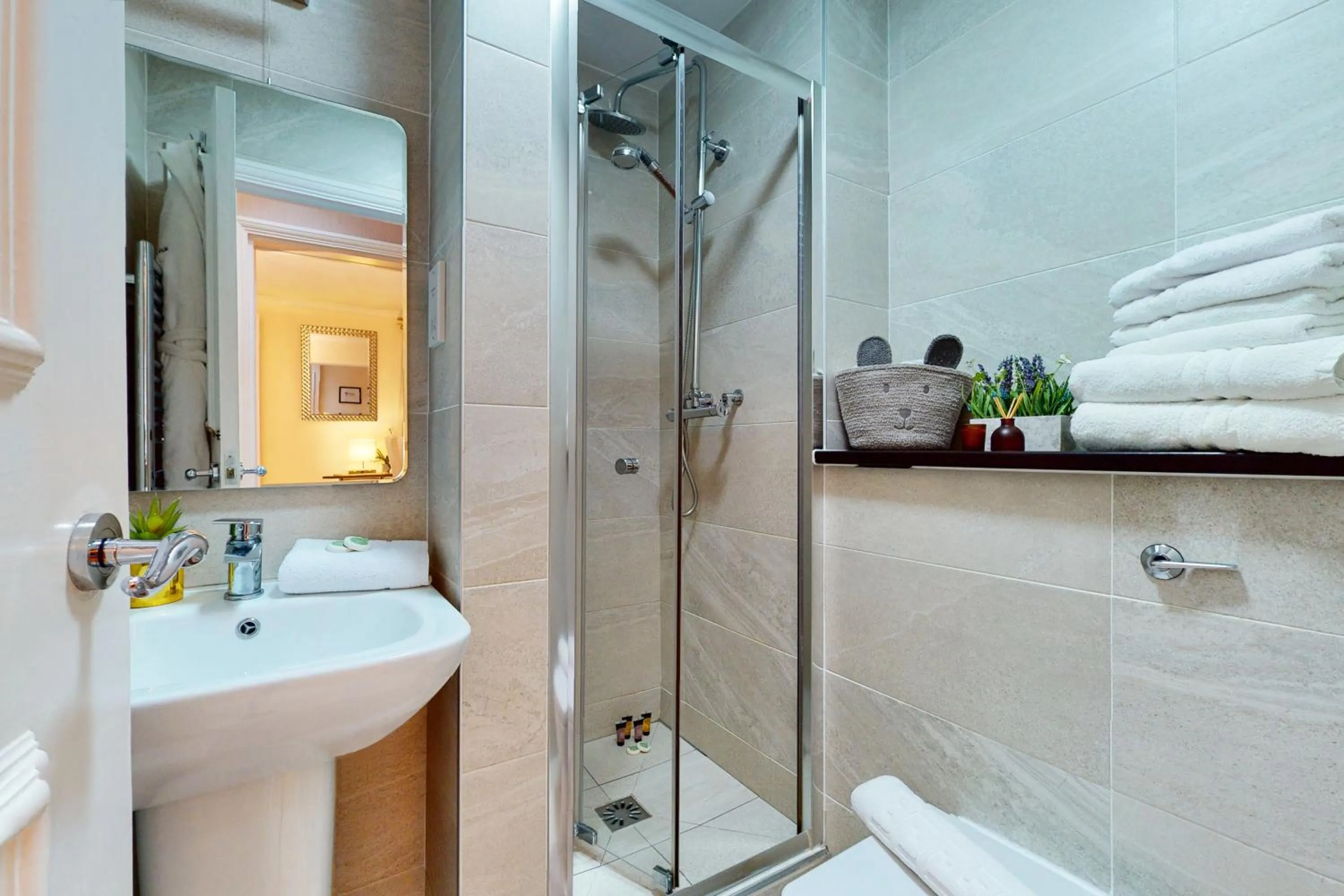 Shower in Park Lane Apartments/Shaw House