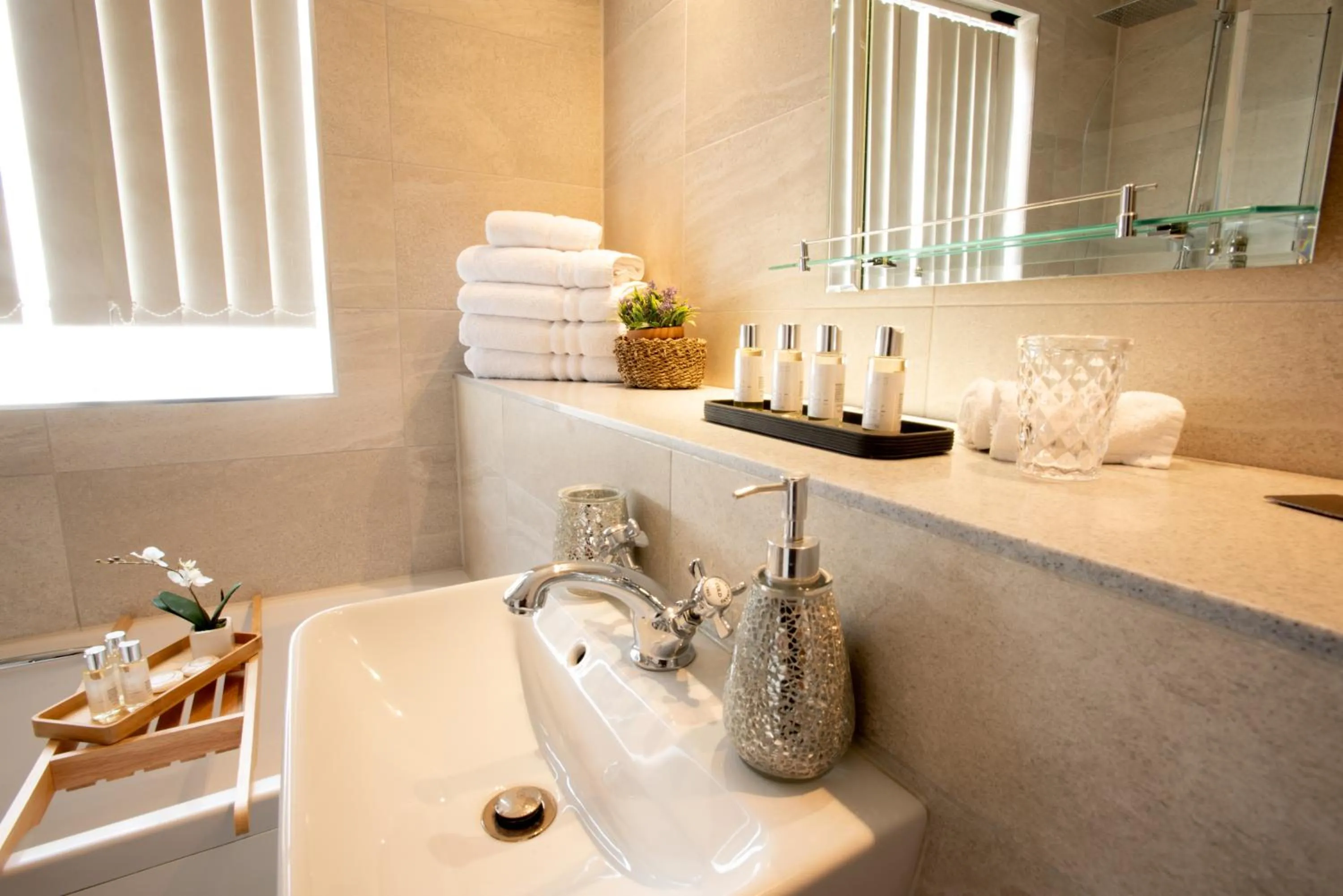 Bathroom in Park Lane Apartments/Shaw House