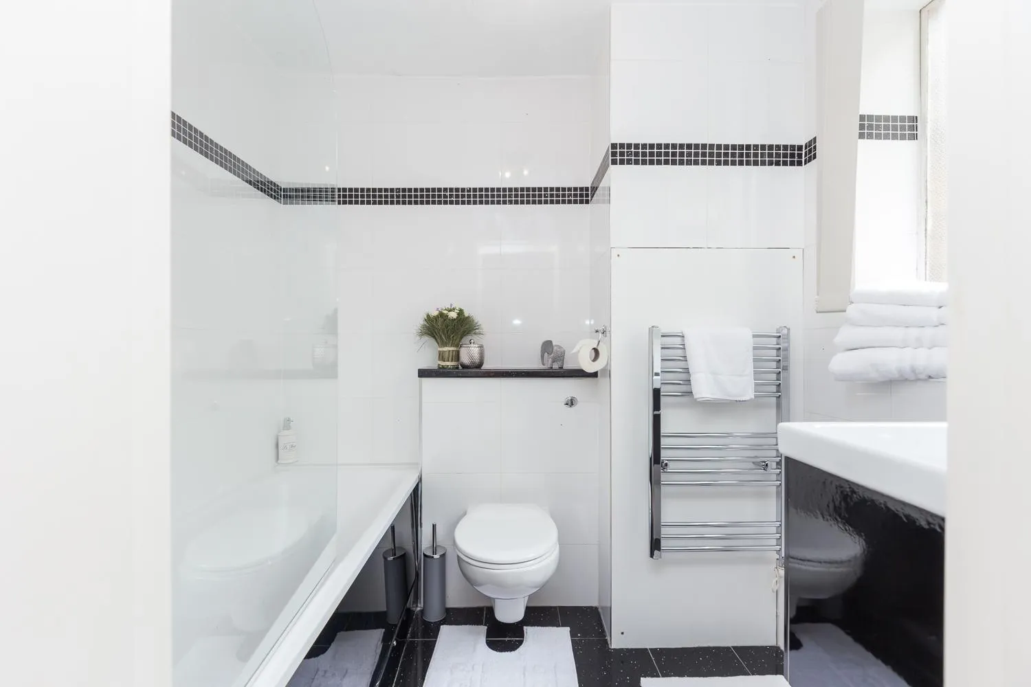 Toilet in Park Lane Apartments/Shaw House