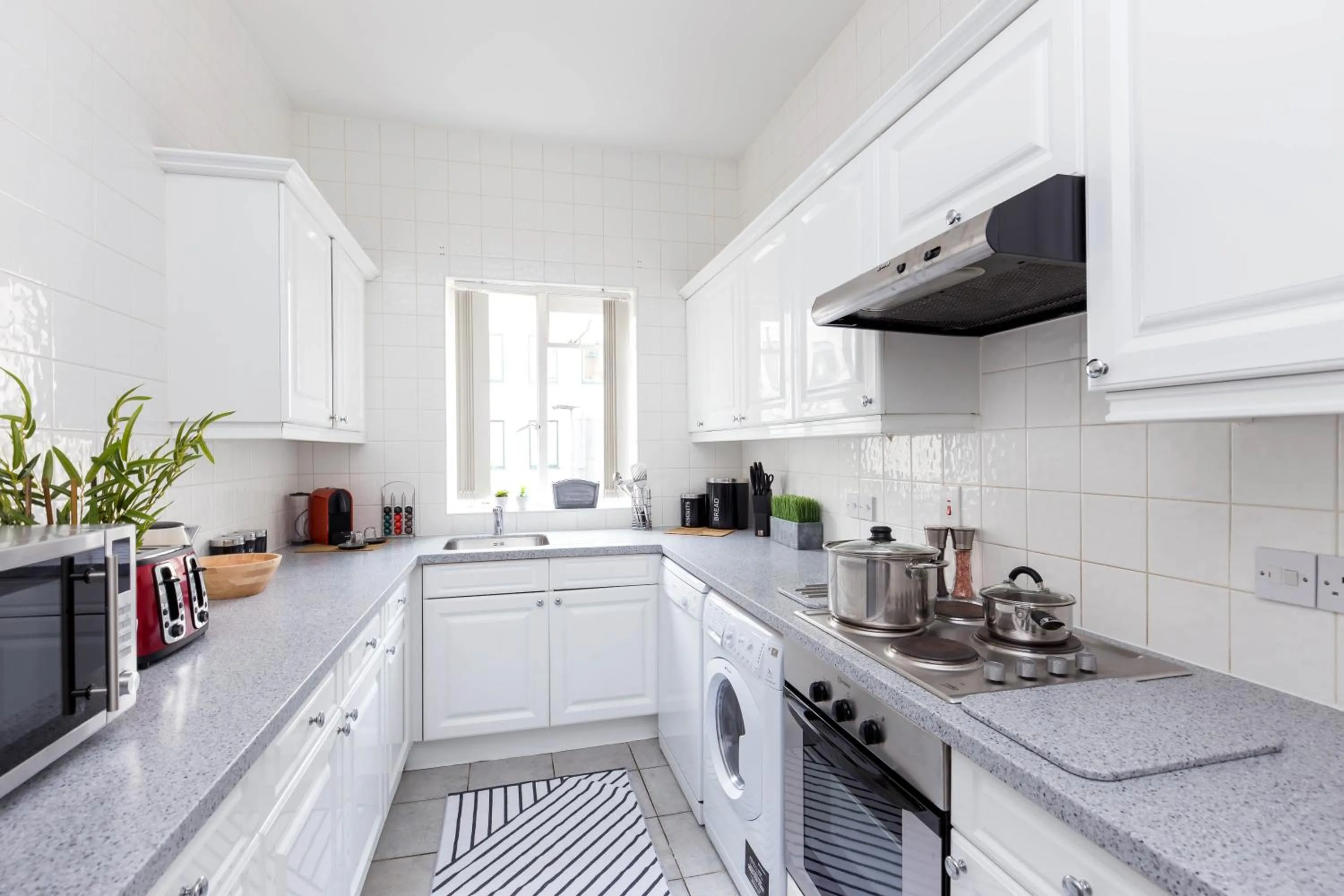 Kitchen or kitchenette in Park Lane Apartments/Shaw House