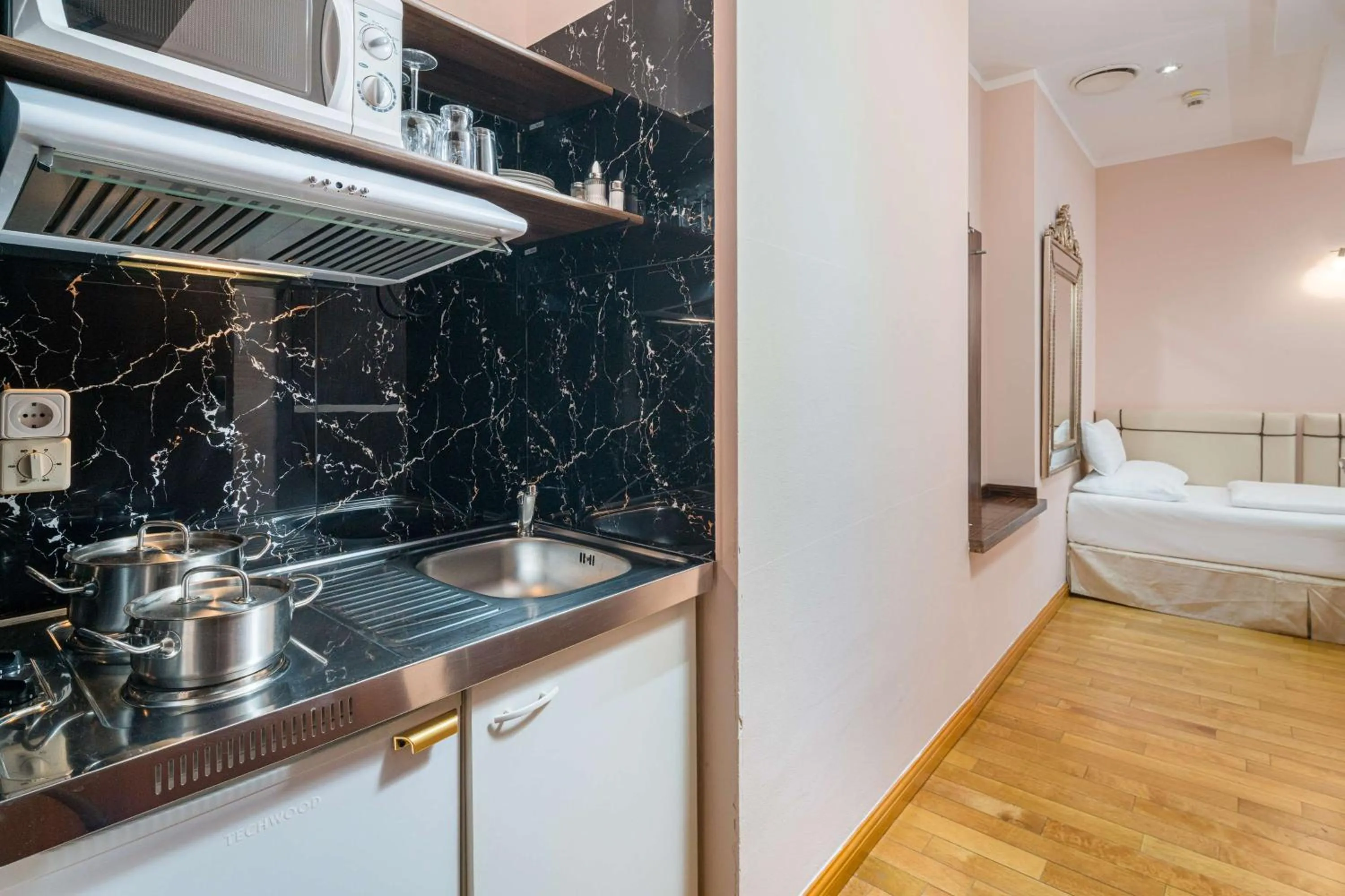 Kitchen or kitchenette, Bed in Best Western Plus Hotel Arcadia