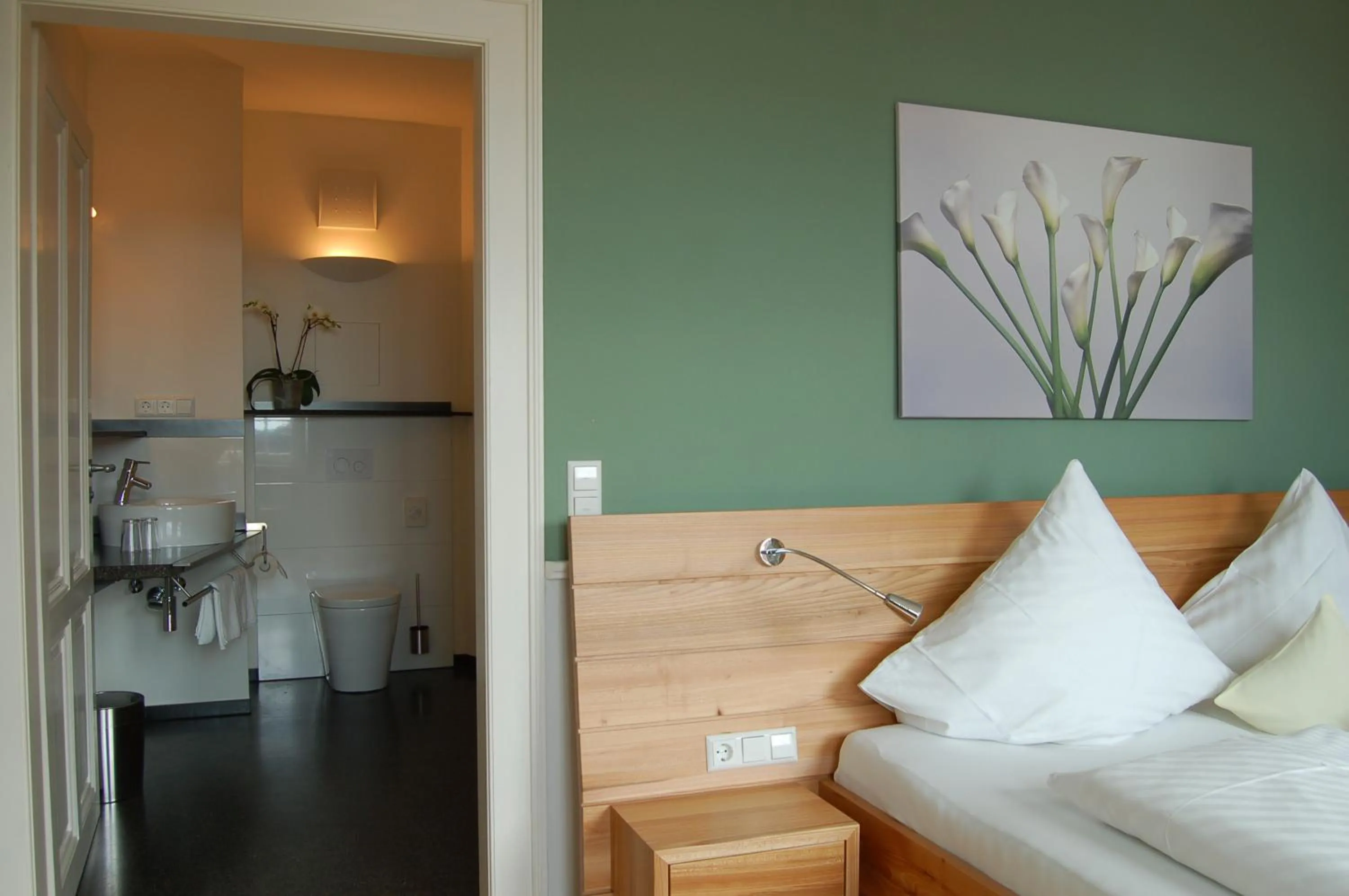 Bedroom, Bed in Hotel Der Löwen