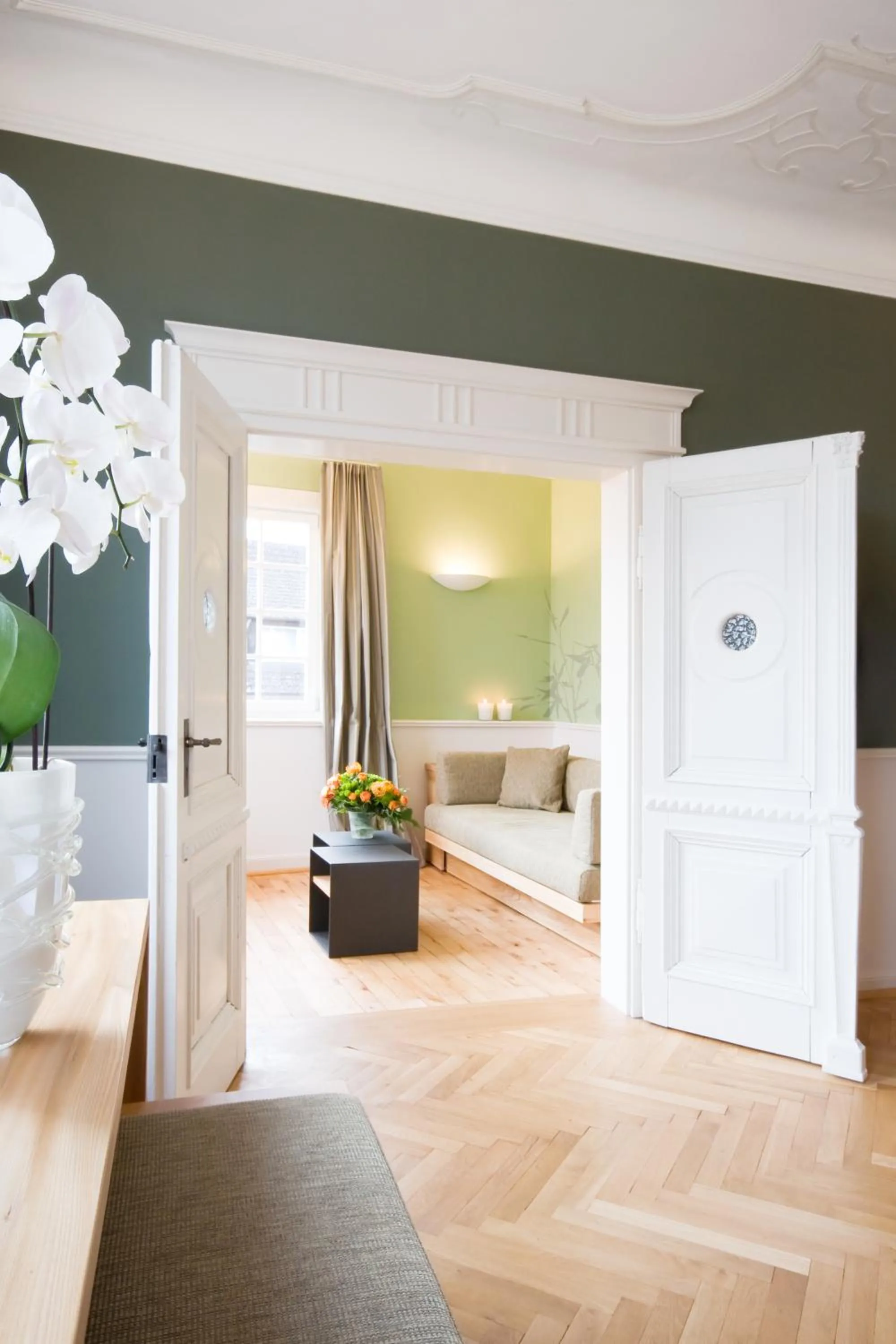 Living room, Bed in Hotel Der Löwen