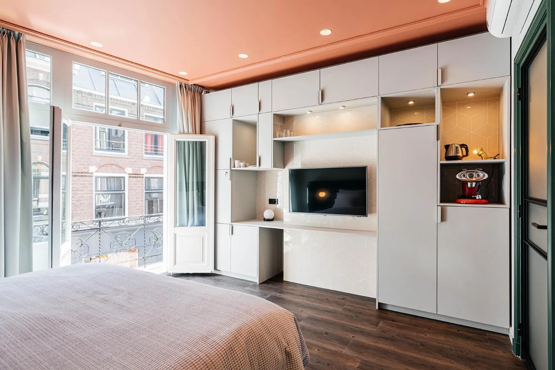 TV and multimedia, Bed in Cozy Pillow