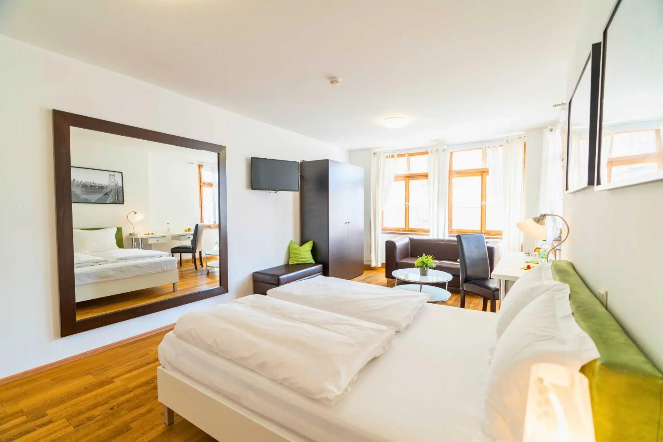 Queen Room - single occupancy in The Square Coburg Queen Room - single occupancy in The Square Coburg