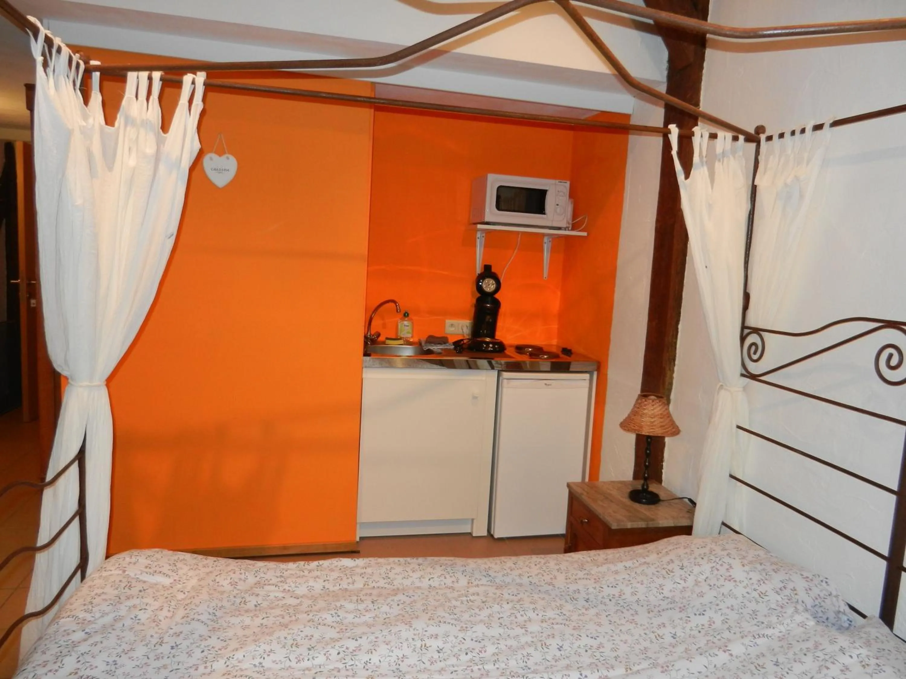 Kitchen or kitchenette, Bed in B&B Le 'Ti 'Bou de Refuge