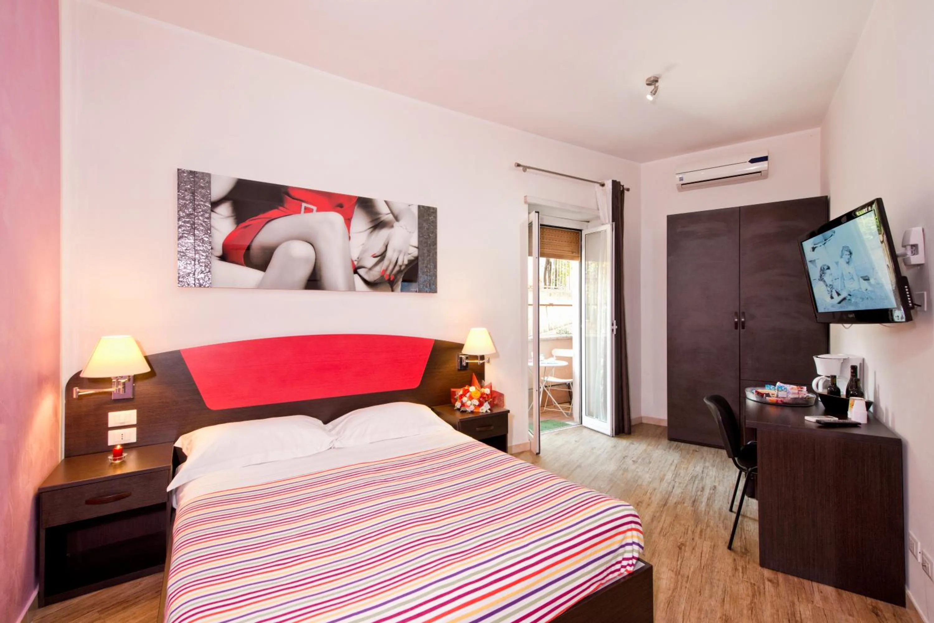 Photo of the whole room, Bed in Vaticano84