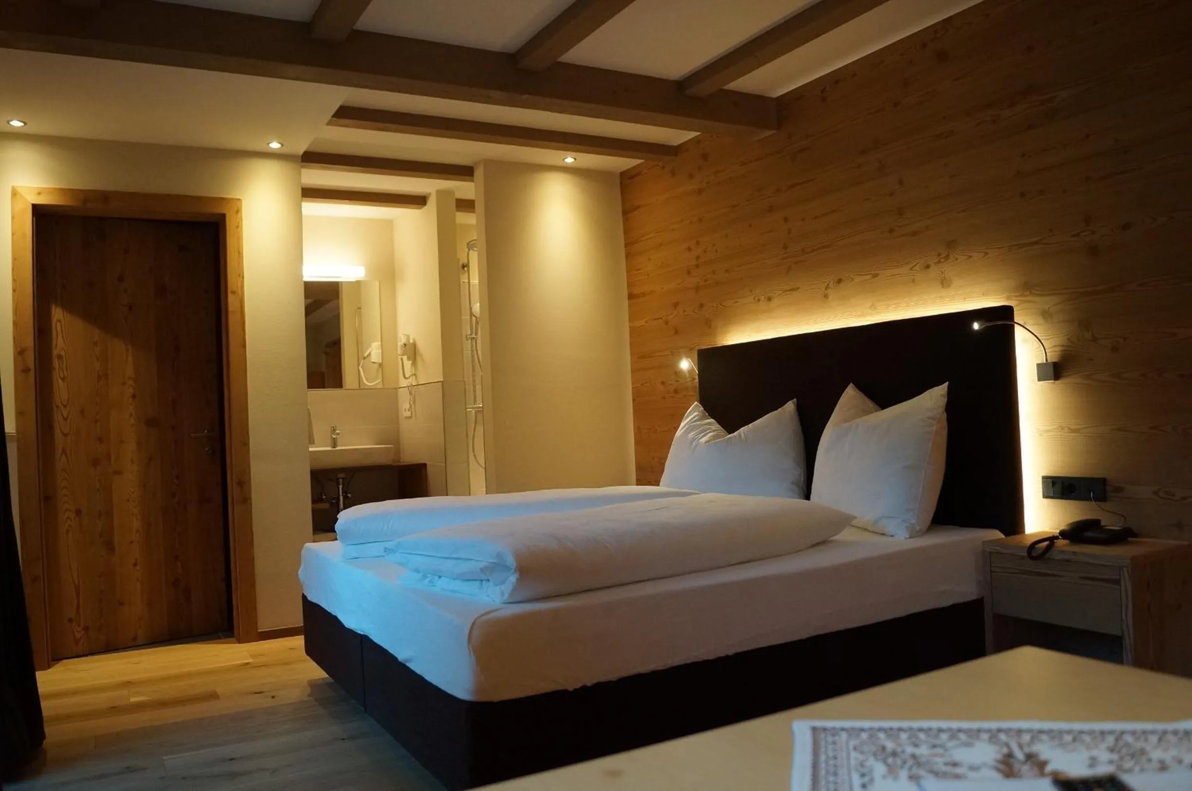 Bathroom, Bed in Hotel Laurin