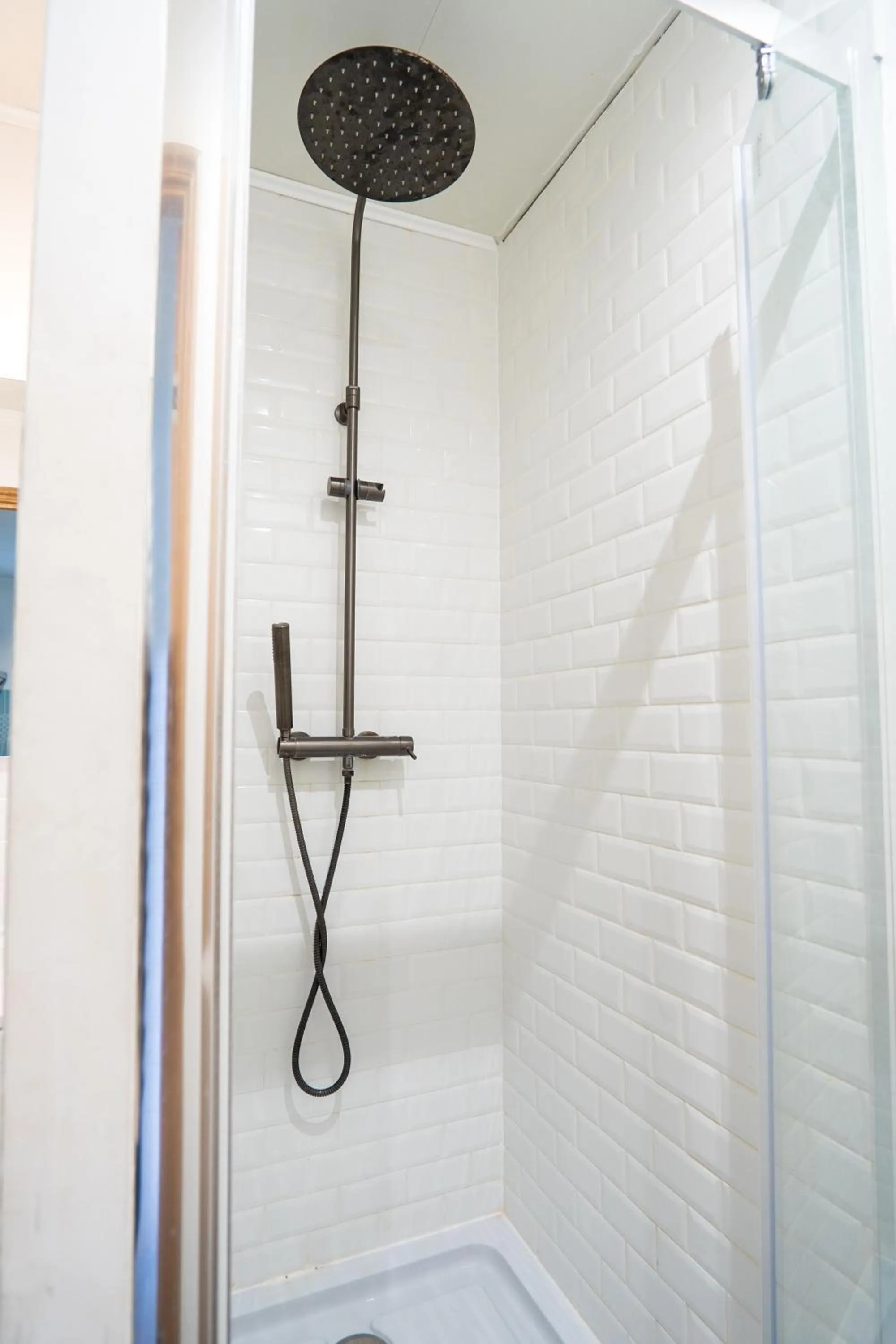 Shower in Capstay Color Valenciennes & Netflix