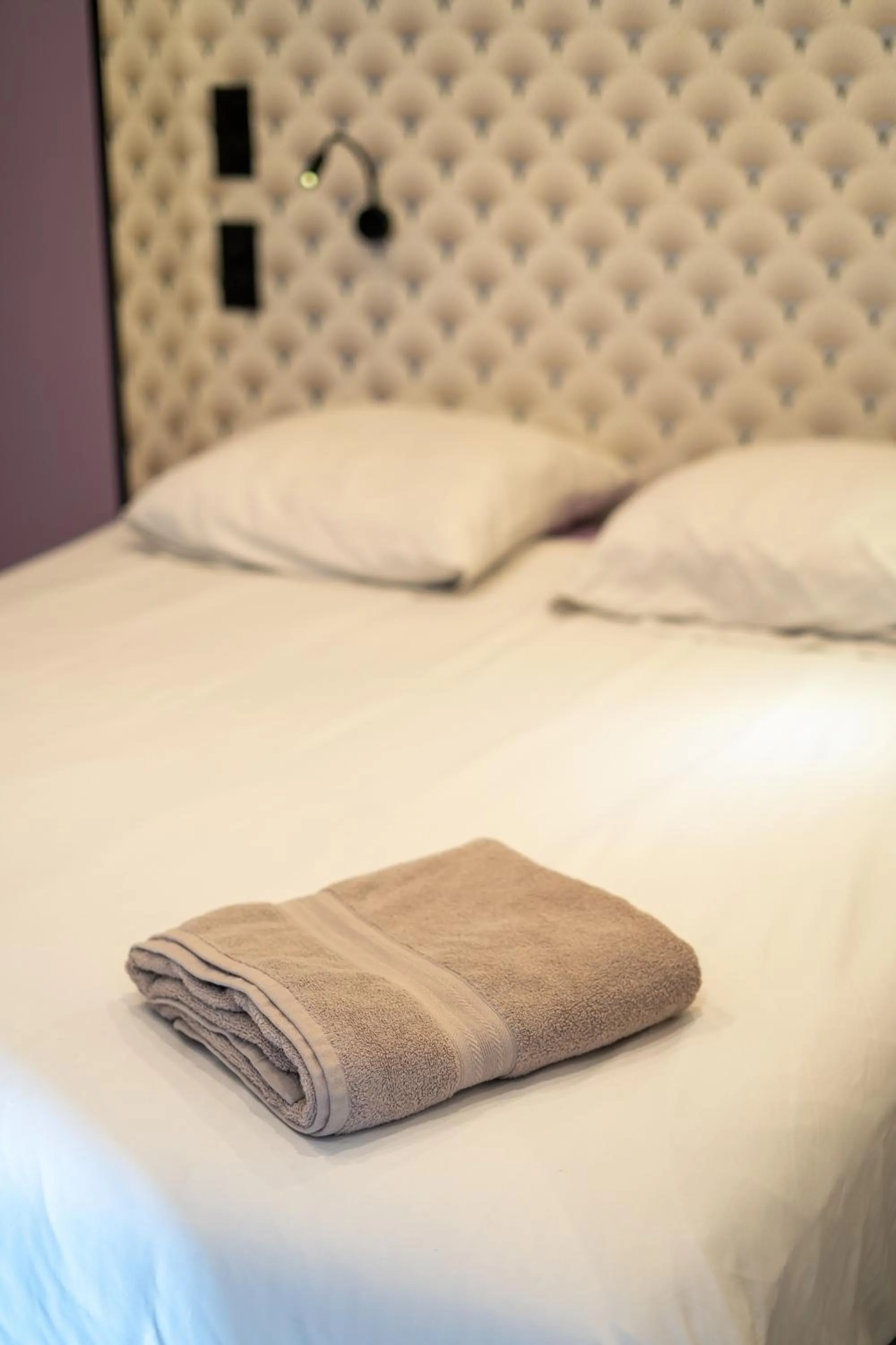 towels, Bed in Capstay Color Valenciennes & Netflix