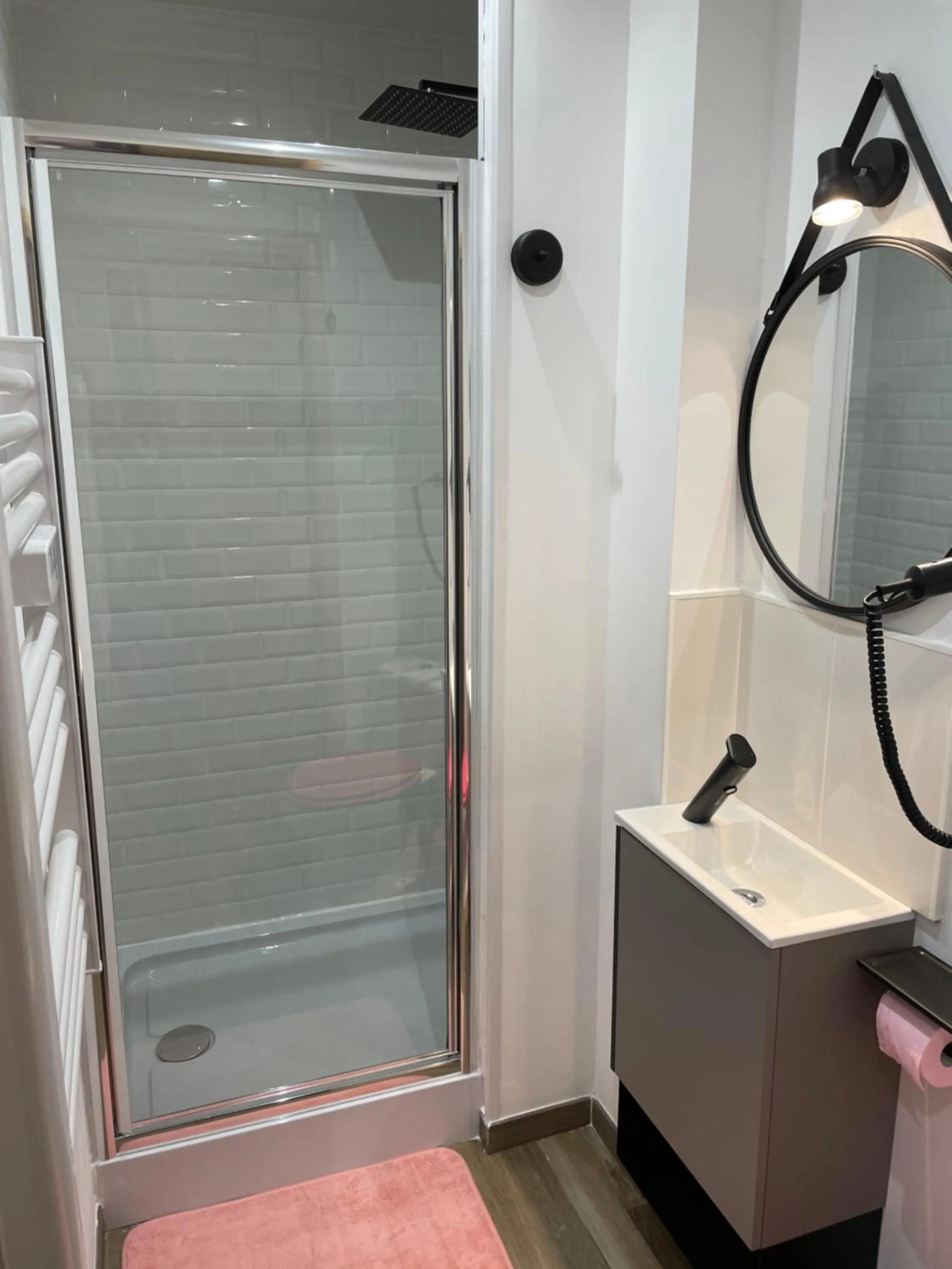 Bathroom in Capstay Color Valenciennes & Netflix