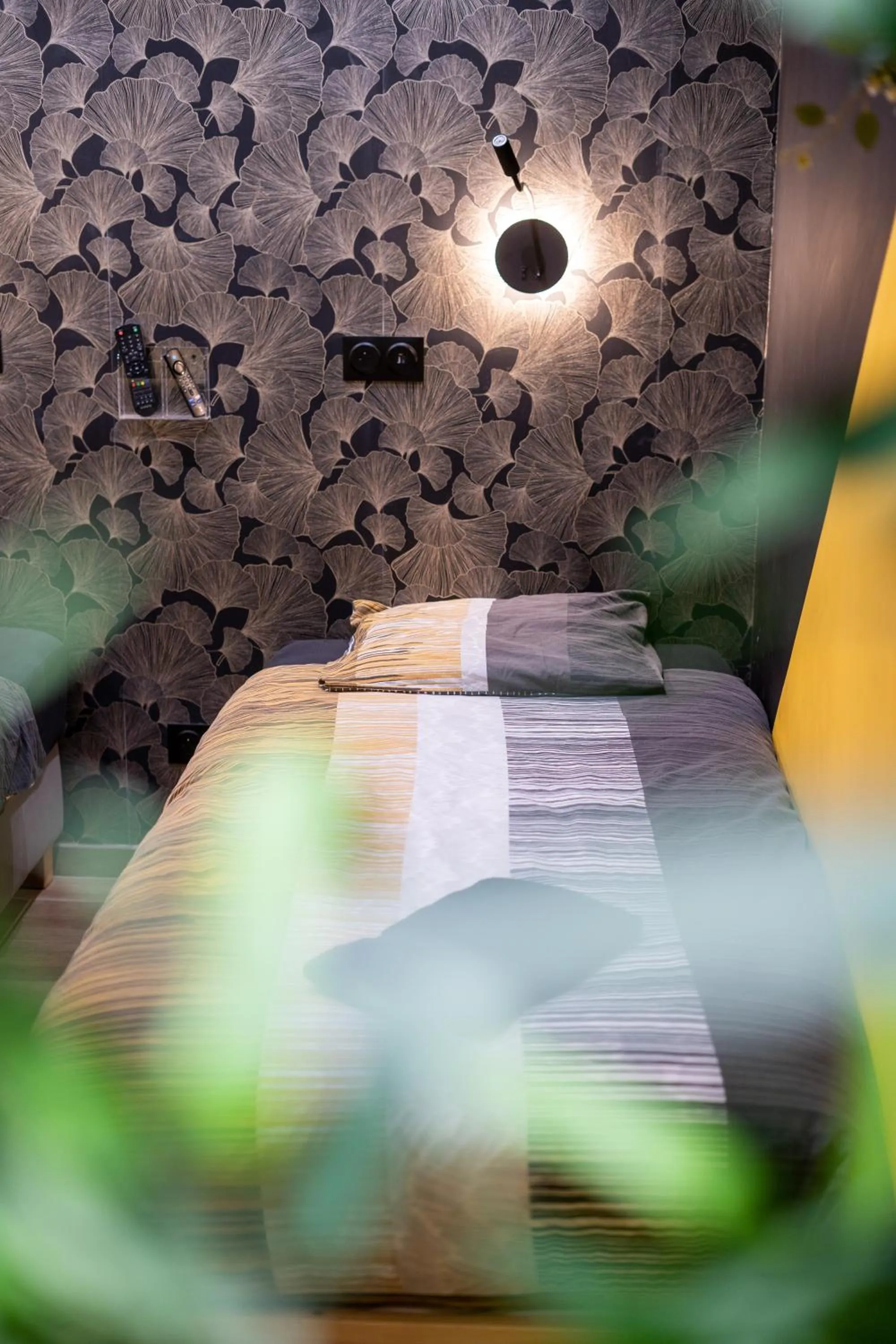 Bed in Capstay Color Valenciennes & Netflix