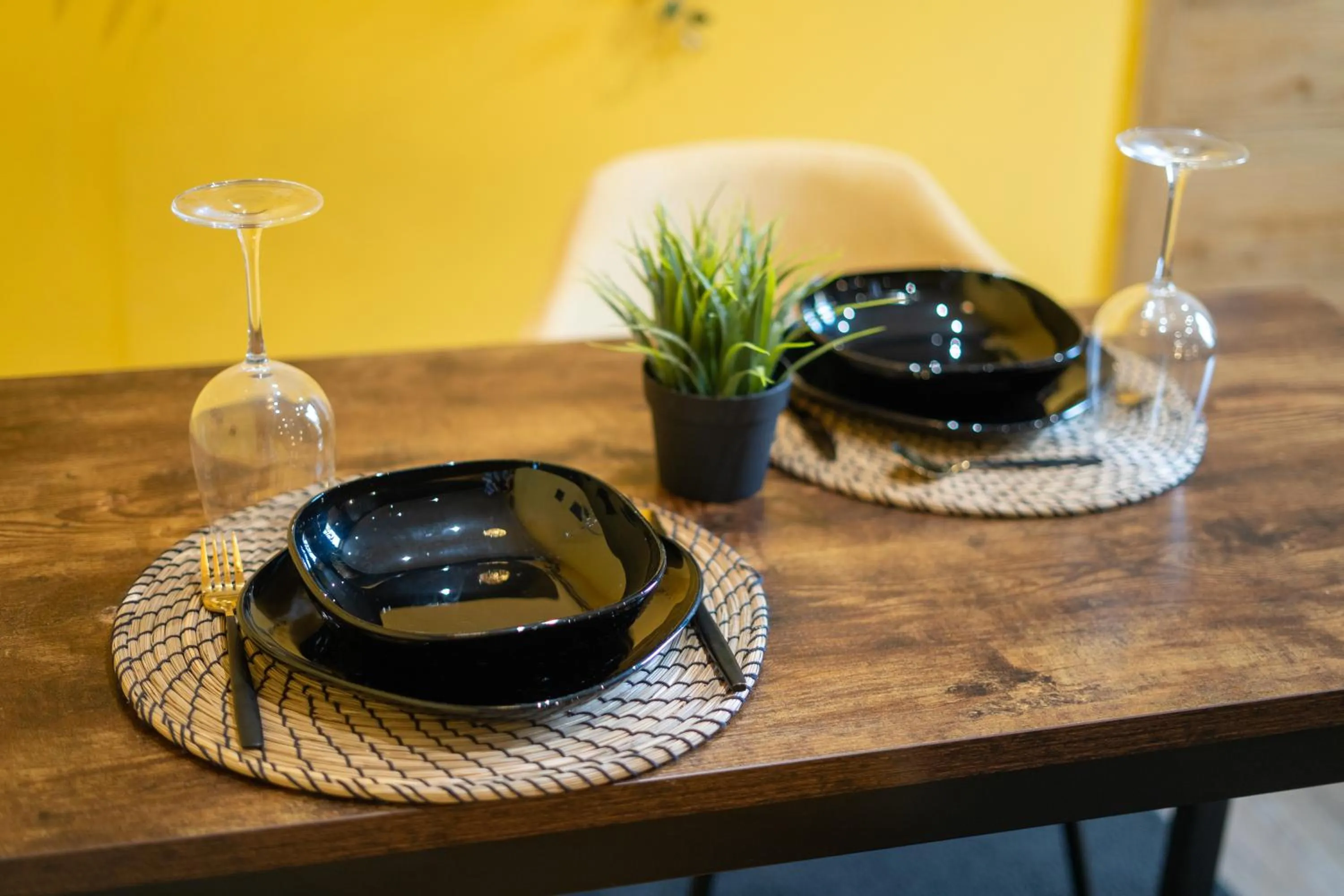 Dining area in Capstay Color Valenciennes & Netflix