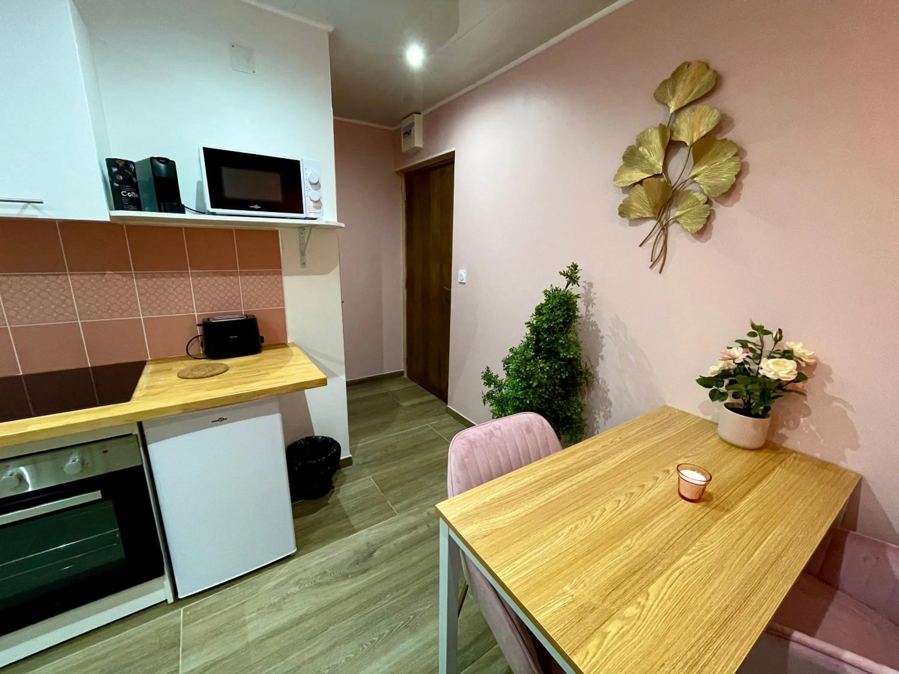 Dining area in Capstay Color Valenciennes & Netflix