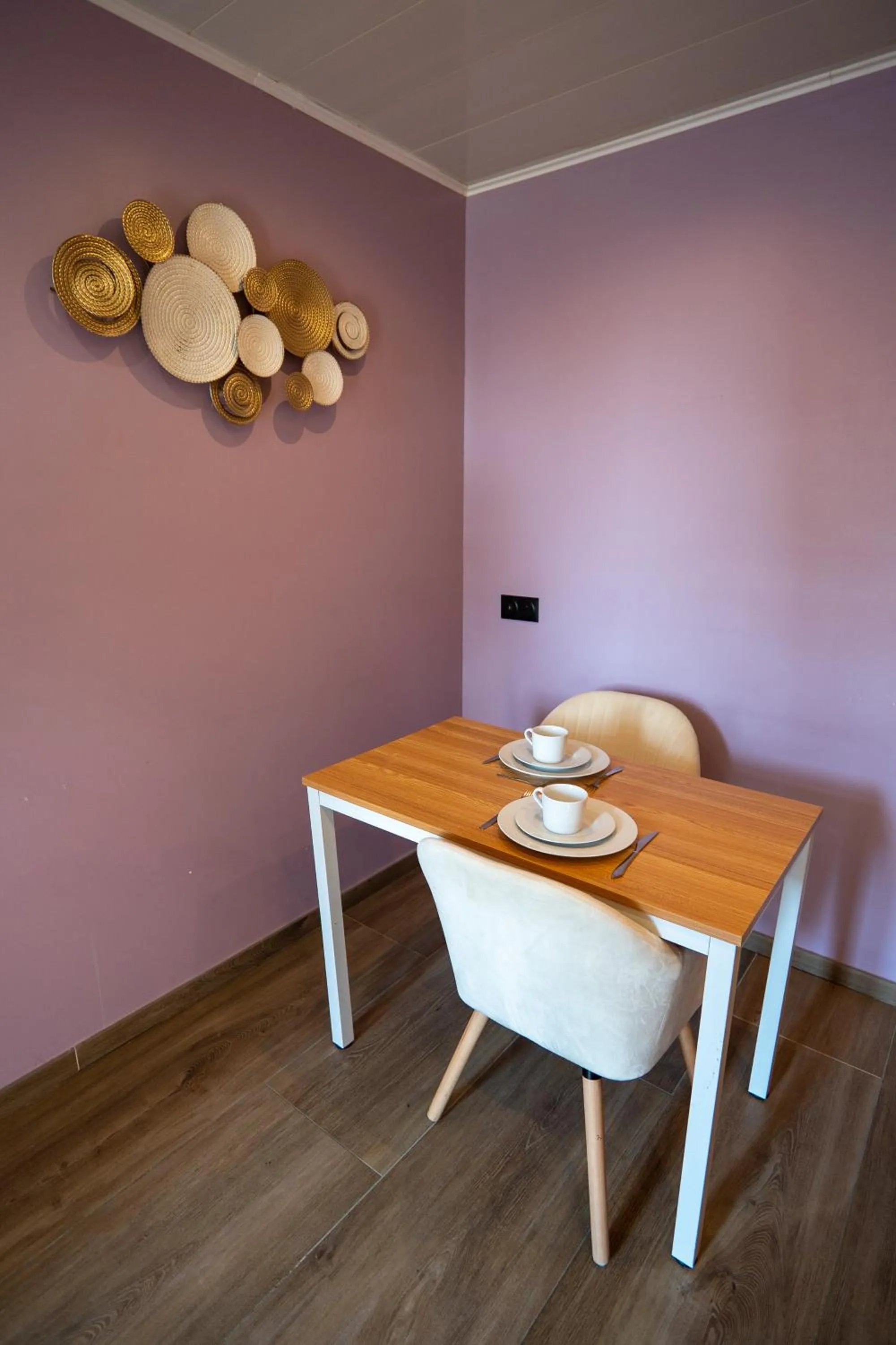 Dining area in Capstay Color Valenciennes & Netflix
