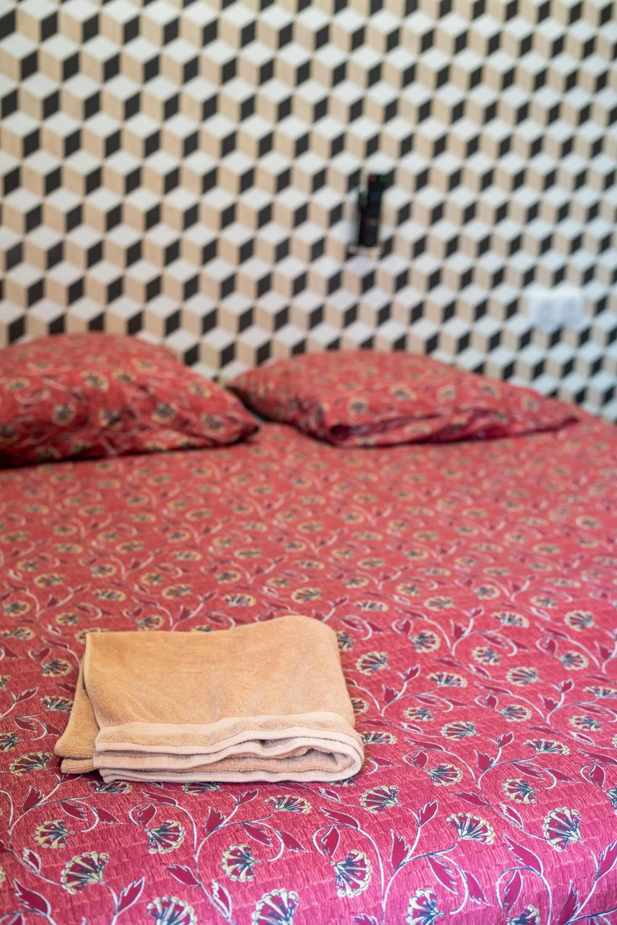 Bed in Capstay Color Valenciennes & Netflix