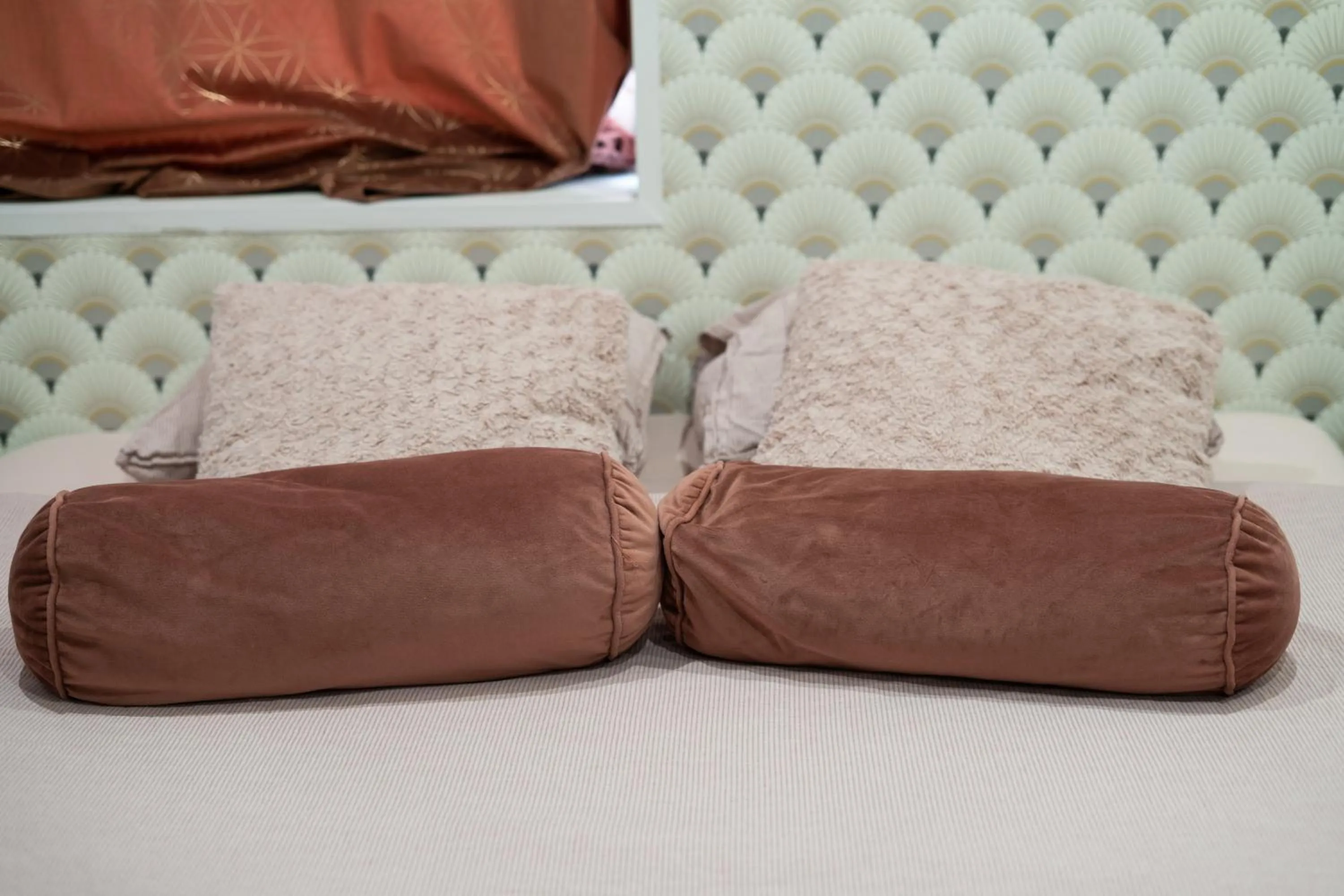 Bed in Capstay Color Valenciennes & Netflix