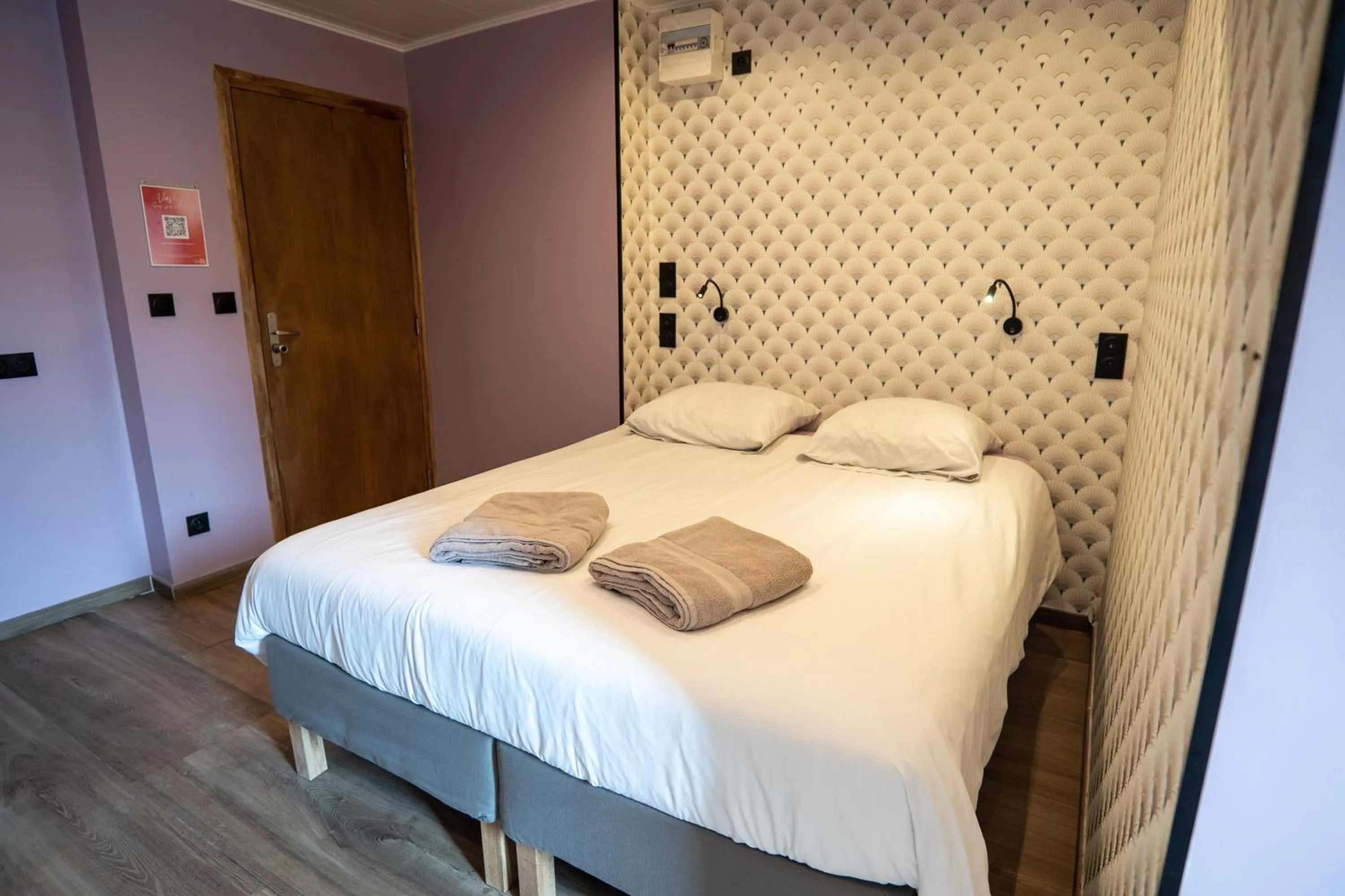 Bed in Capstay Color Valenciennes & Netflix