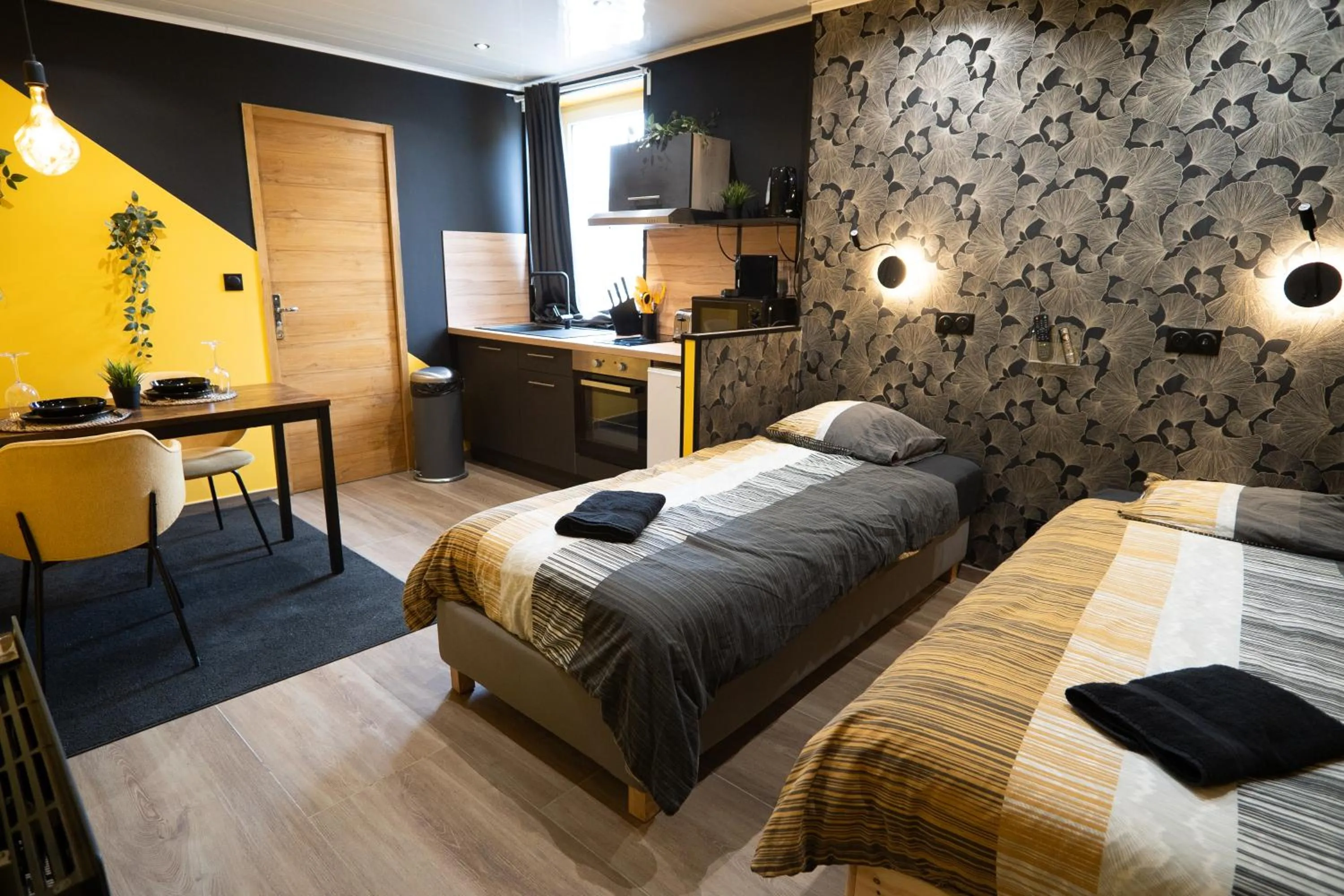 Bed in Capstay Color Valenciennes & Netflix