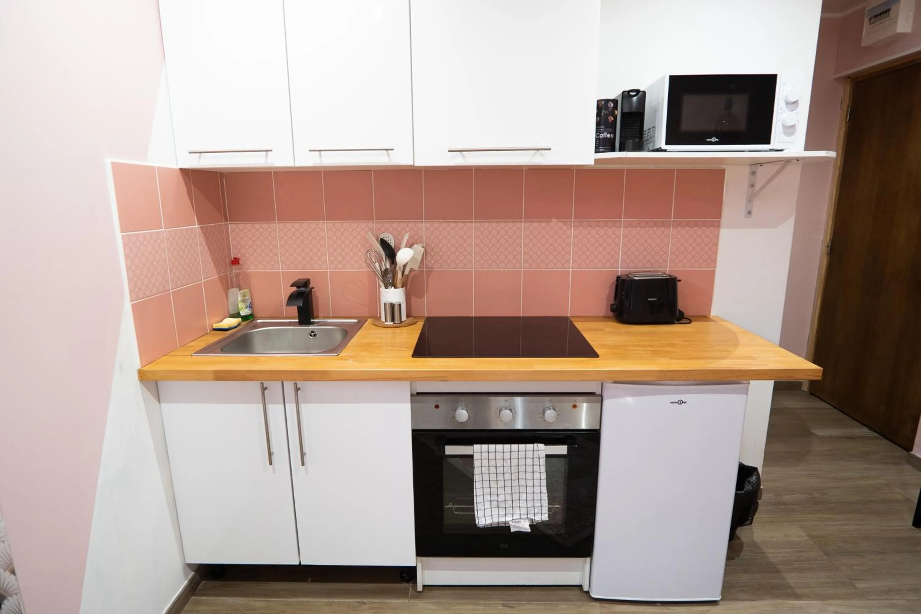 kitchen in Capstay Color Valenciennes & Netflix
