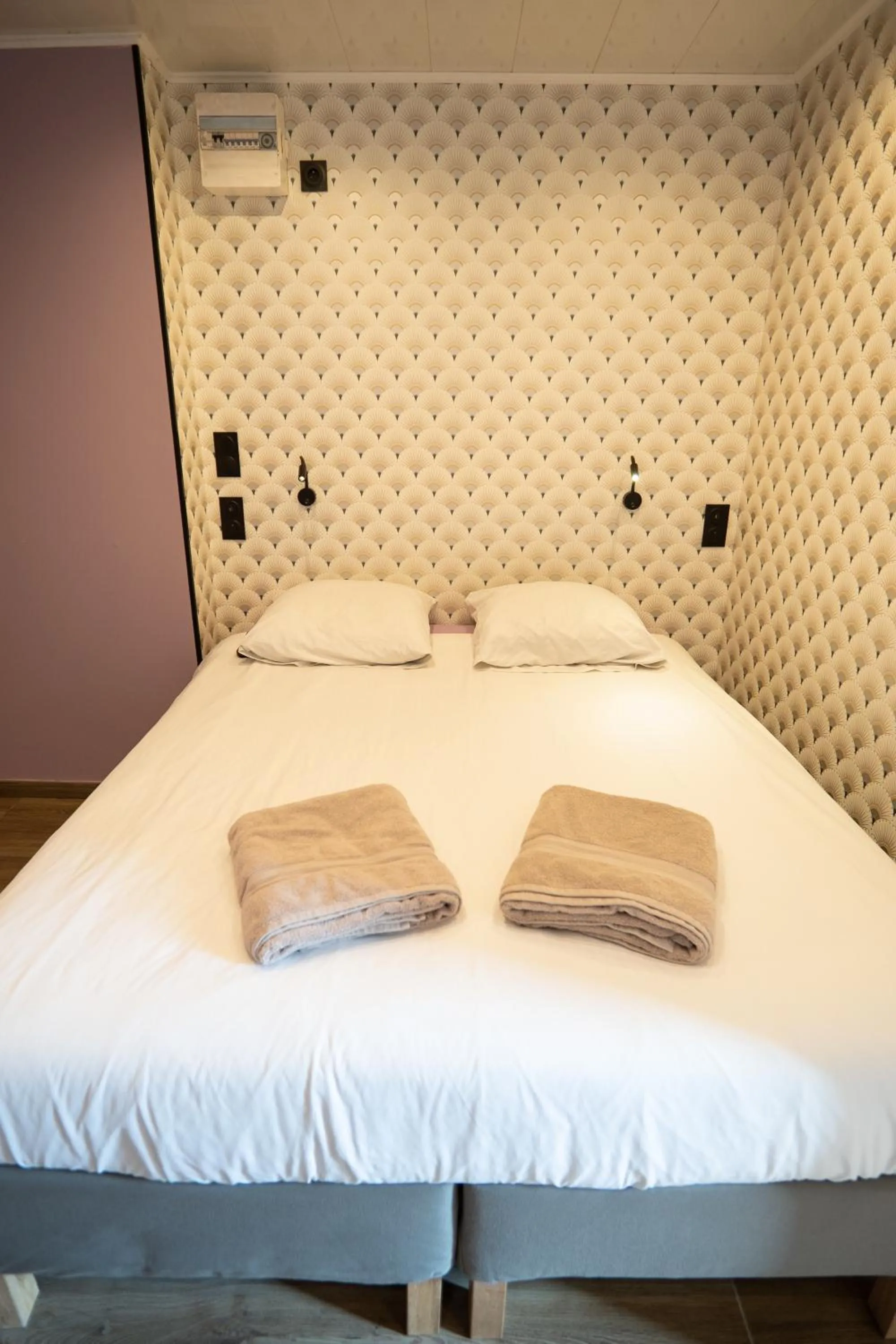 Bed in Capstay Color Valenciennes & Netflix