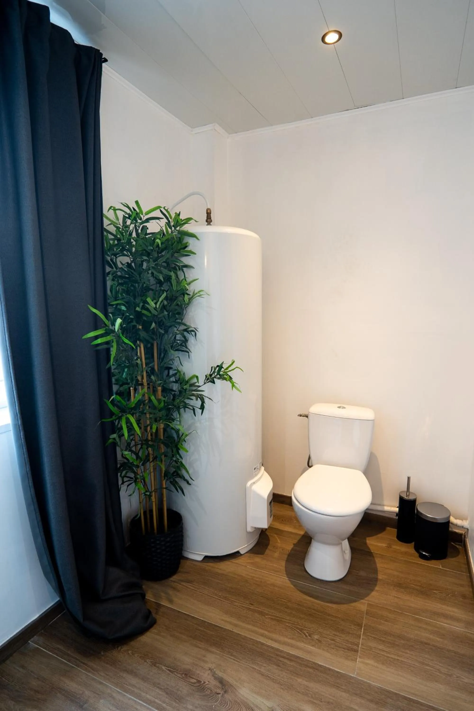 Toilet in Capstay Color Valenciennes & Netflix