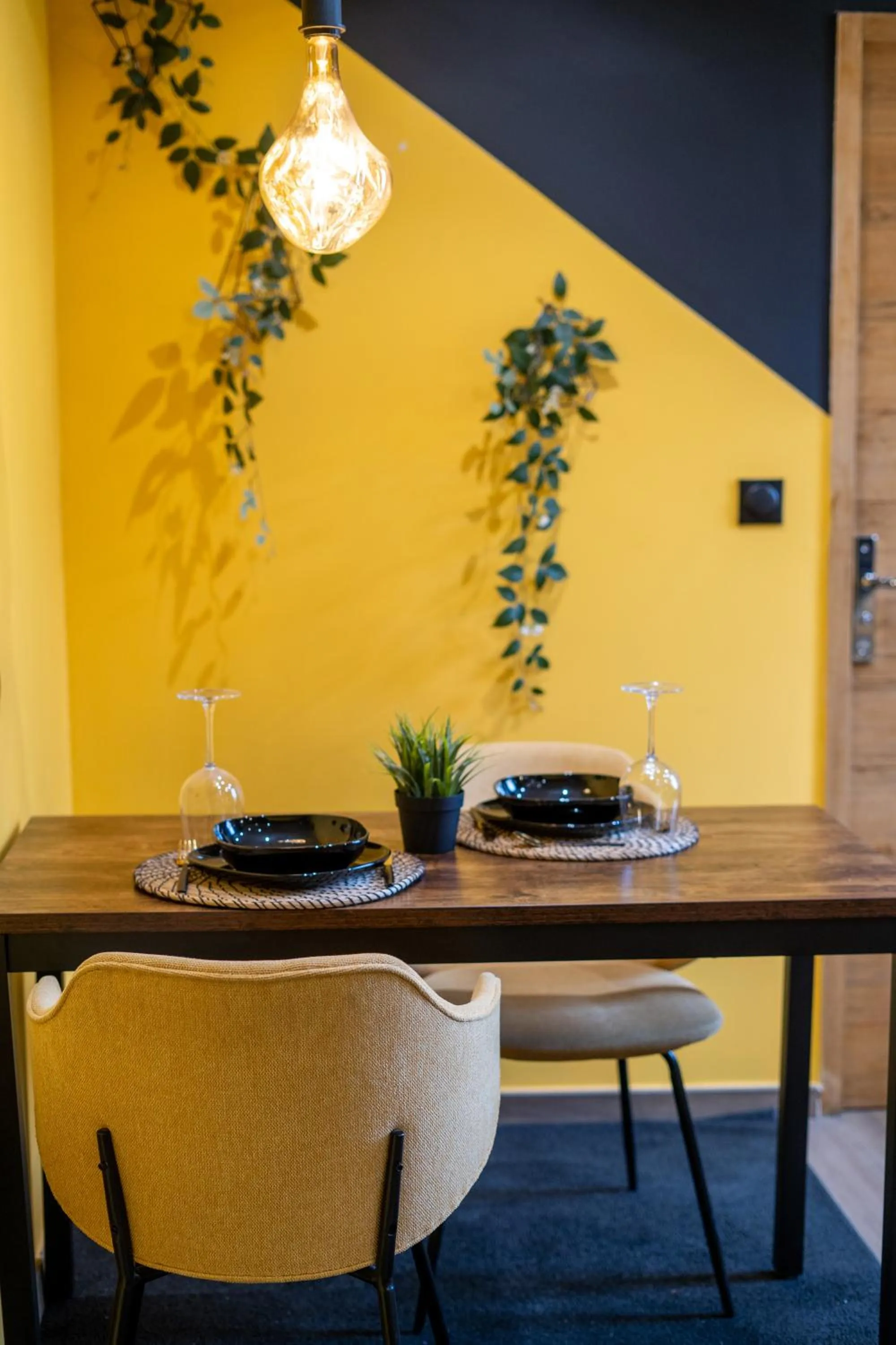 Dining area in Capstay Color Valenciennes & Netflix