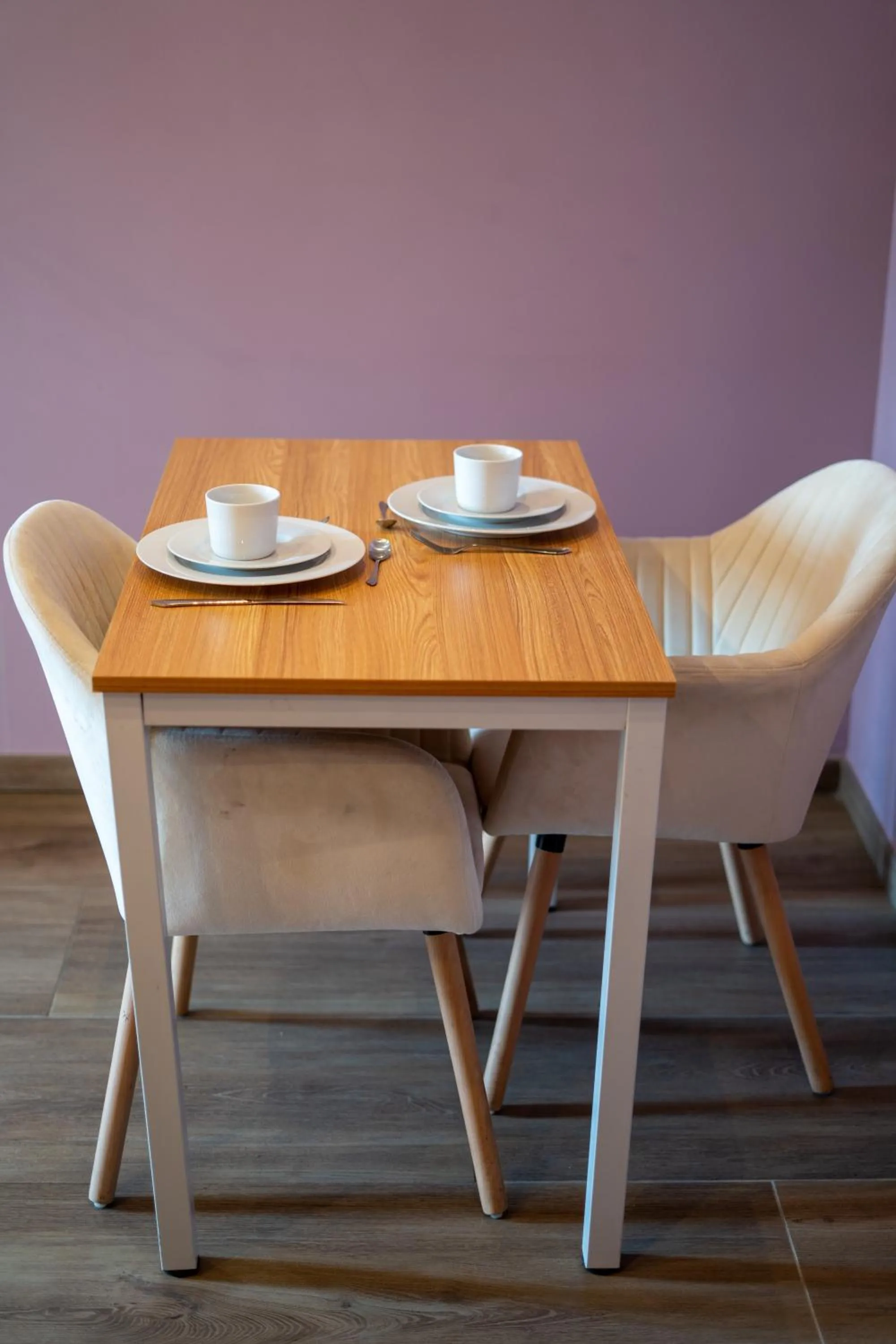 Dining area in Capstay Color Valenciennes & Netflix