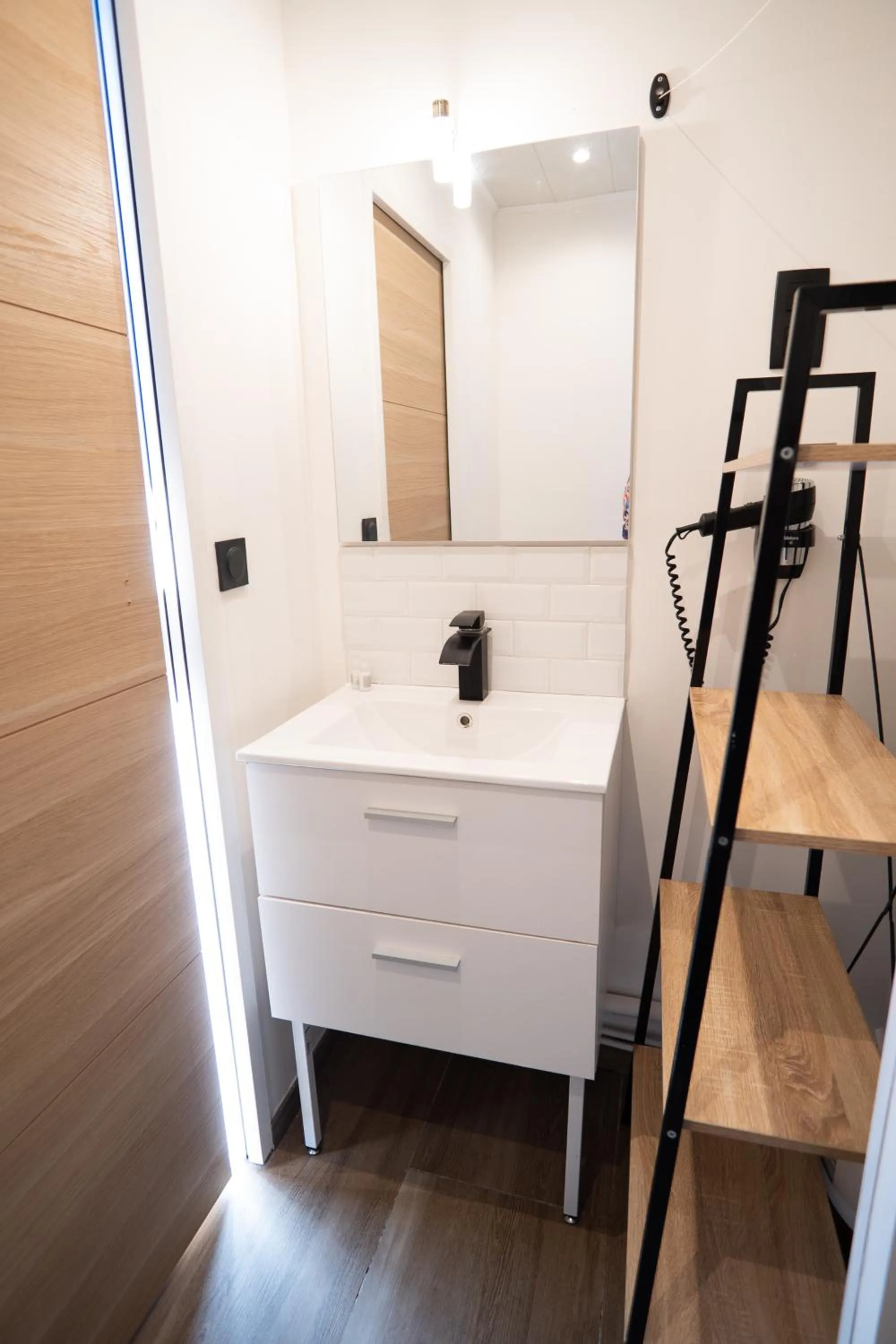 Bathroom in Capstay Color Valenciennes & Netflix