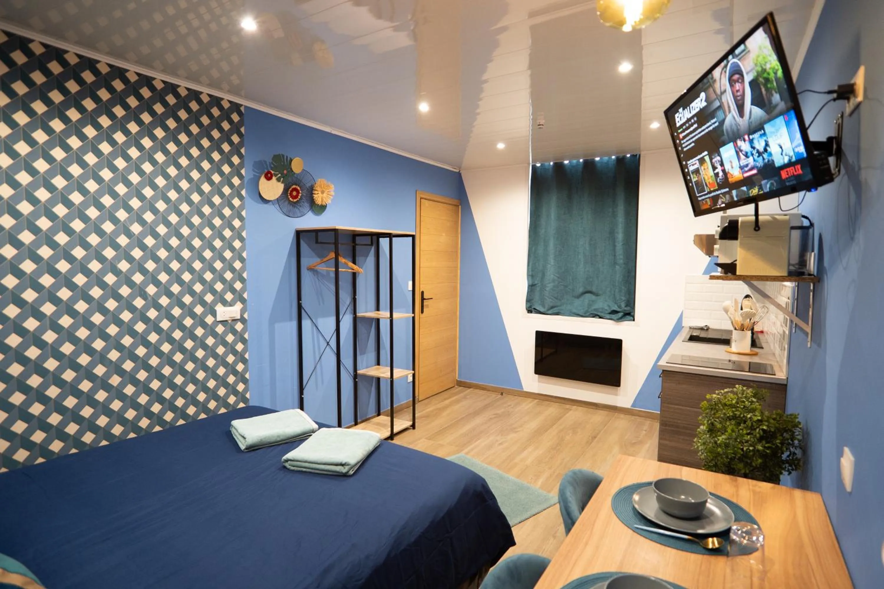 Photo of the whole room, Bed in Capstay Color Valenciennes & Netflix