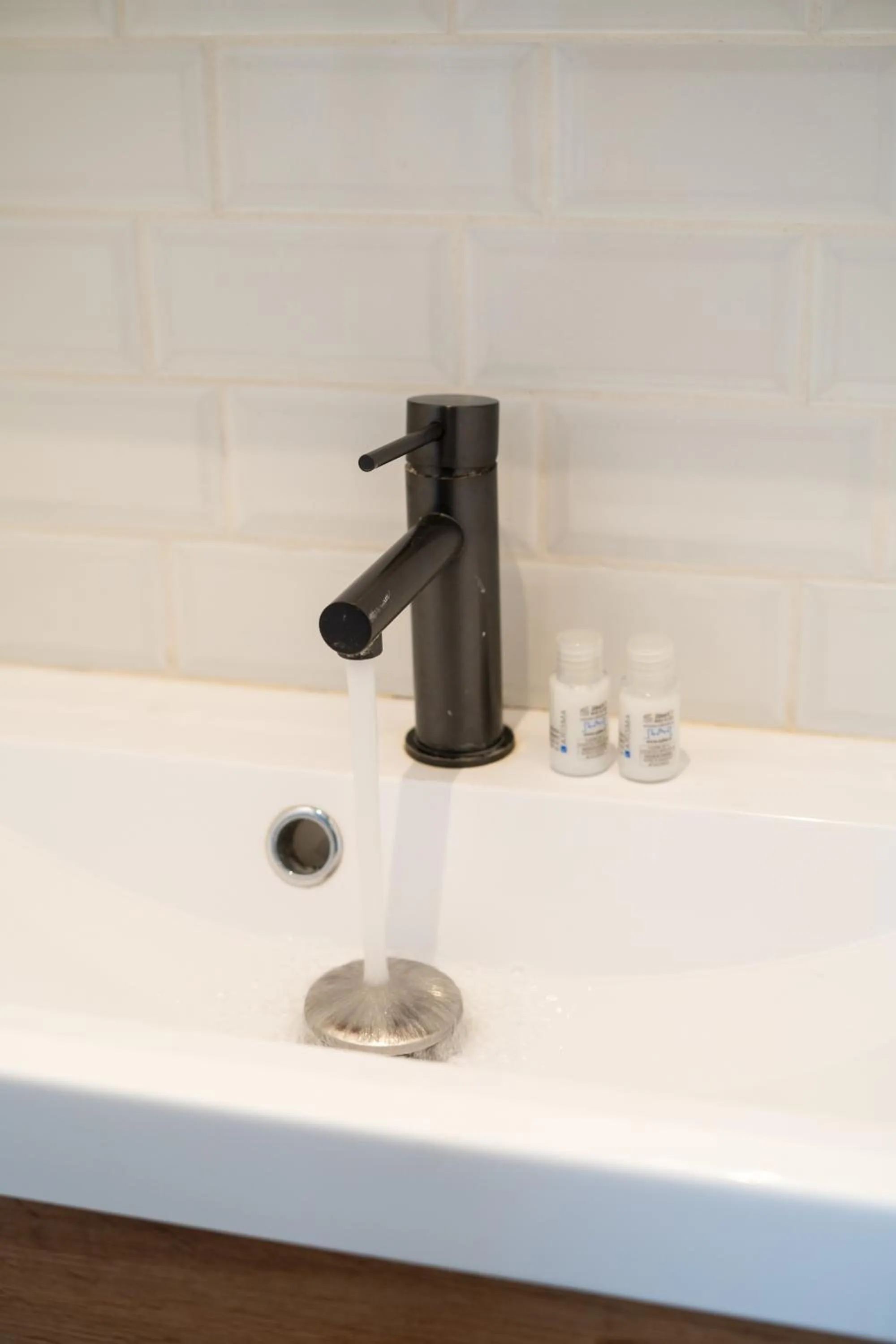 Bathroom in Capstay Color Valenciennes & Netflix