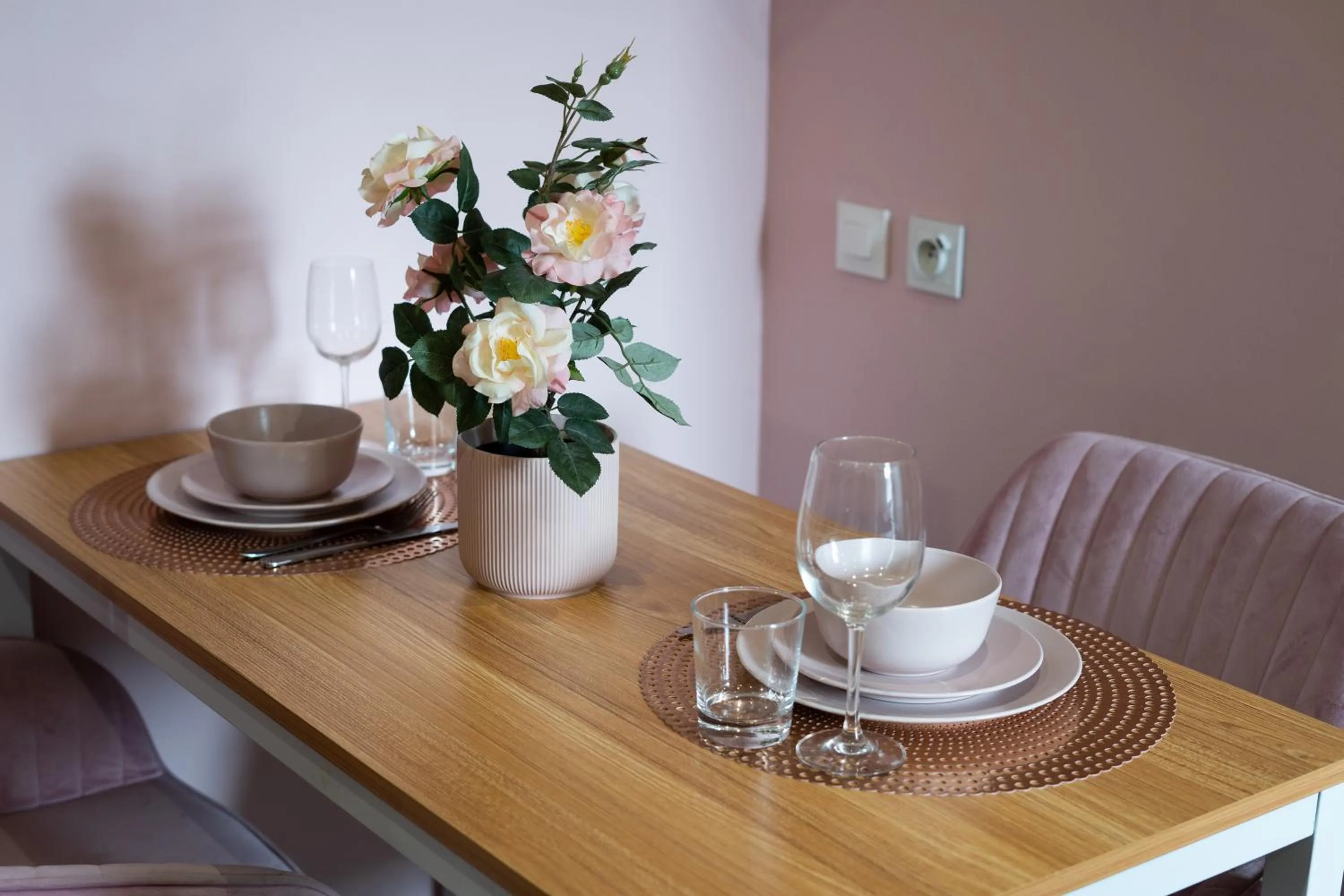 Decorative detail in Capstay Color Valenciennes & Netflix