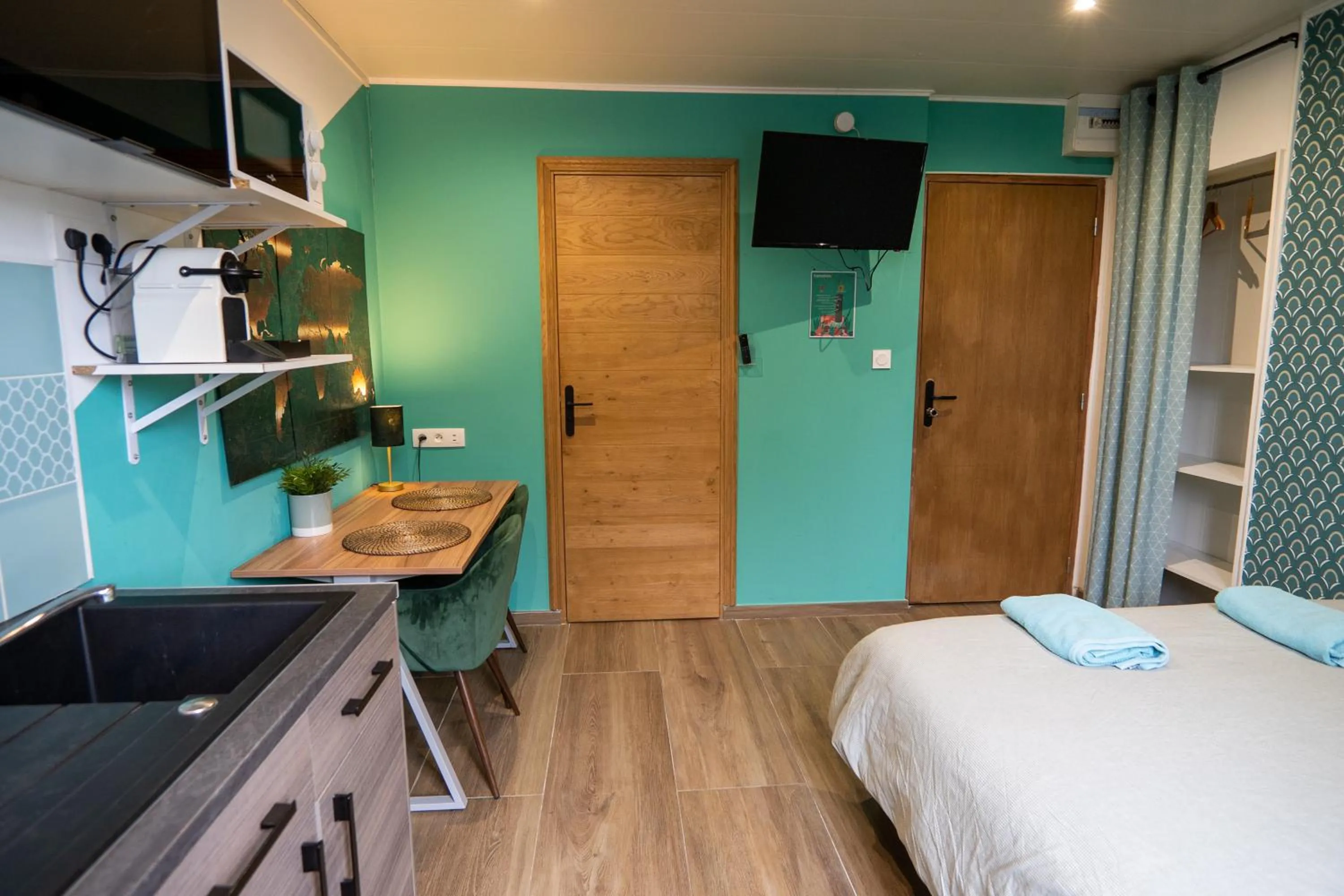 Seating area, Bed in Capstay Color Valenciennes & Netflix