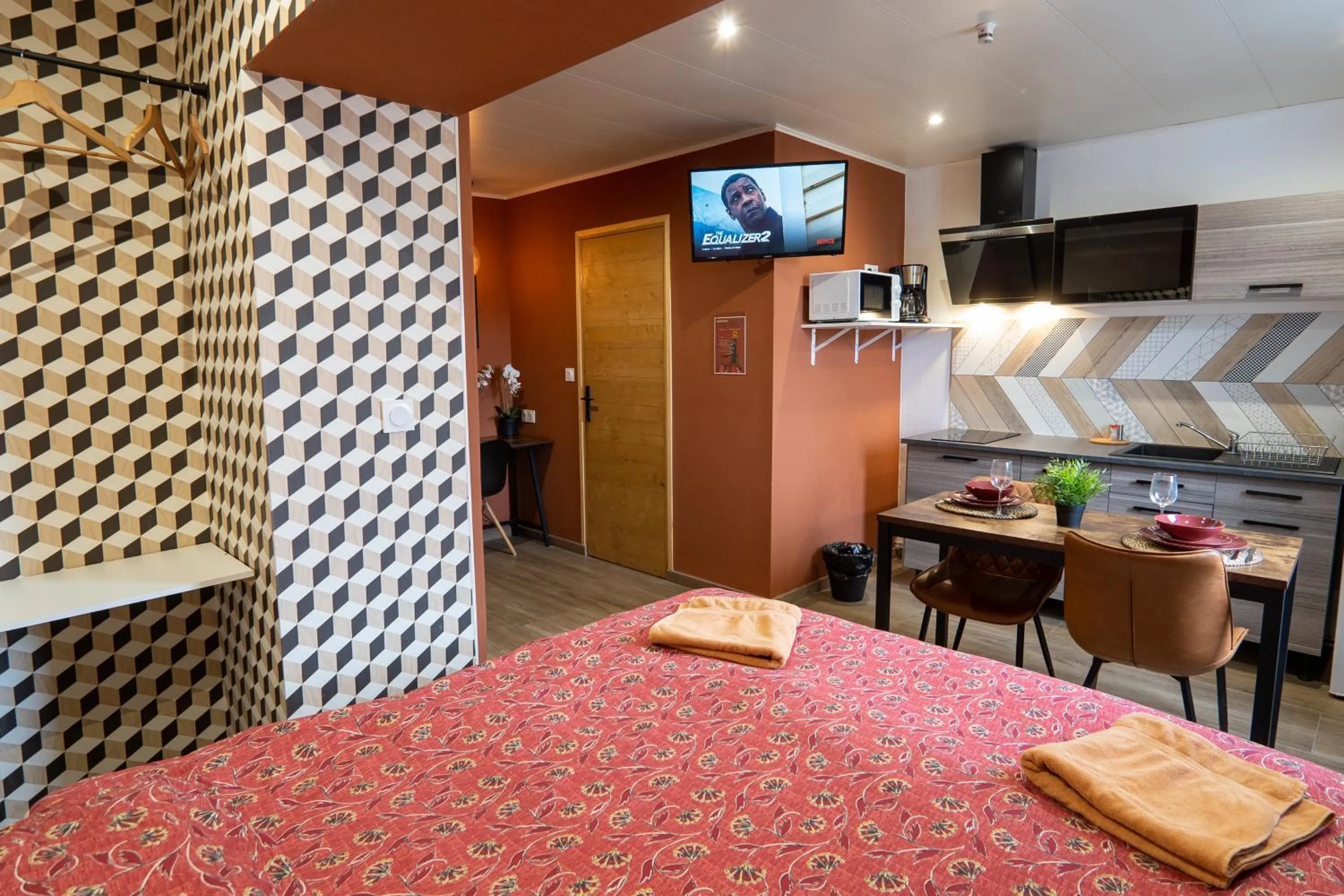 Bed in Capstay Color Valenciennes & Netflix