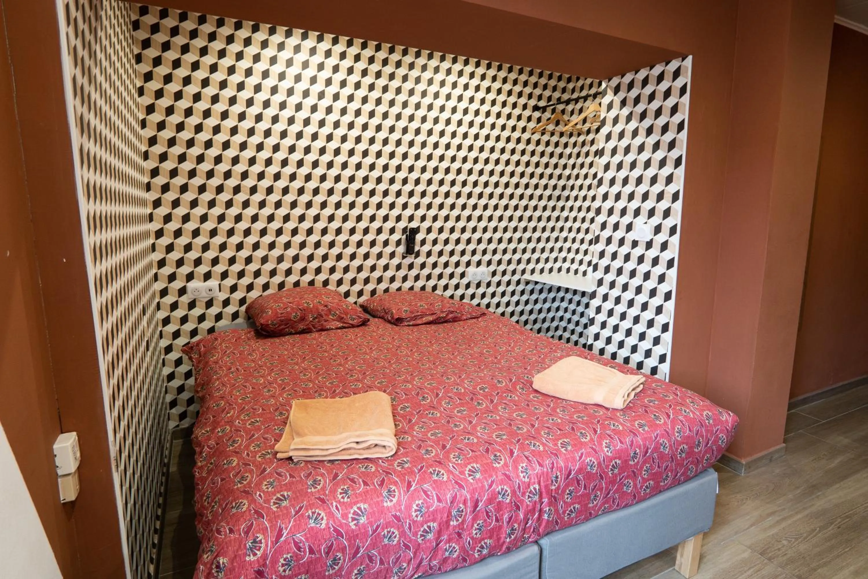 Bed in Capstay Color Valenciennes & Netflix