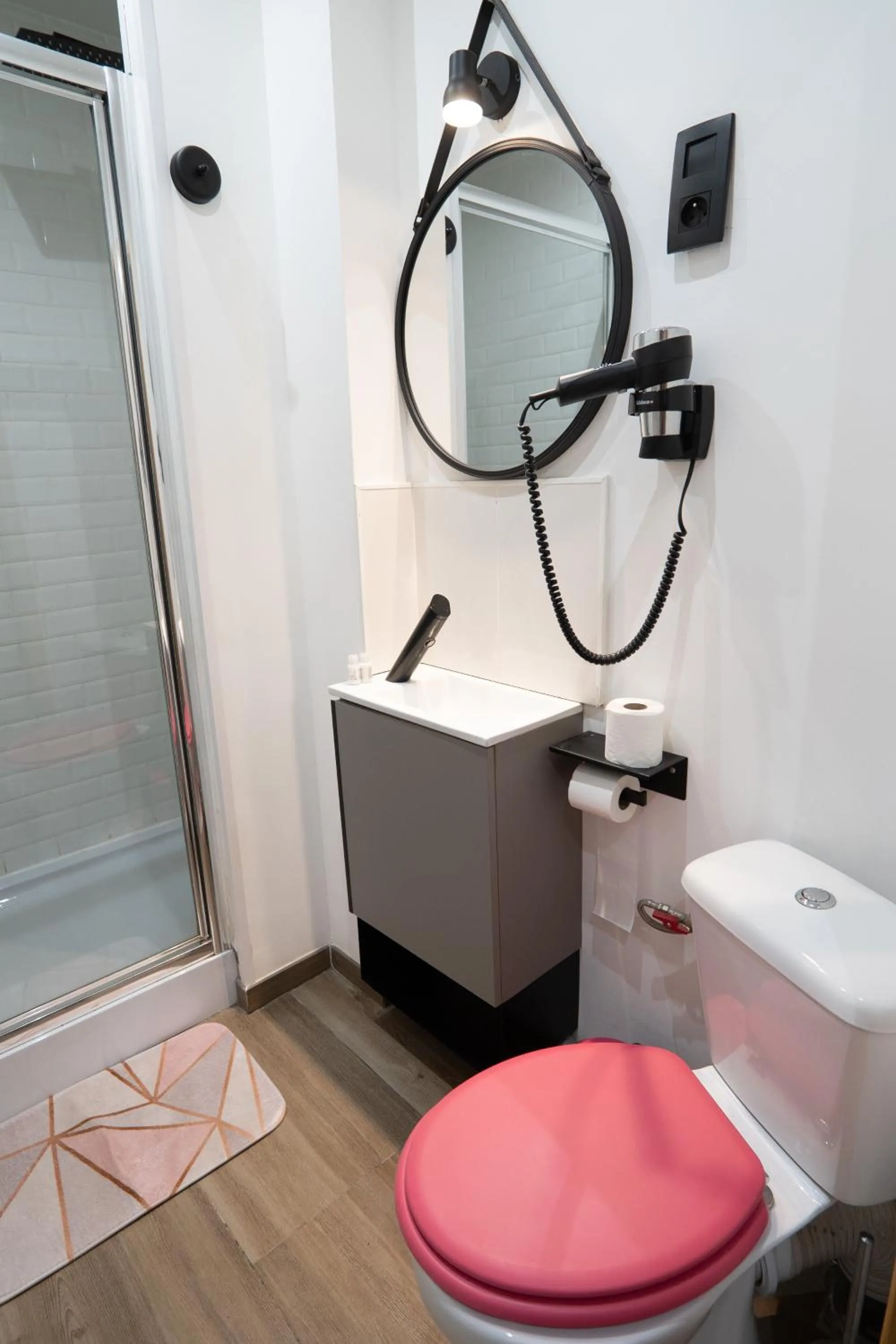 Toilet in Capstay Color Valenciennes & Netflix