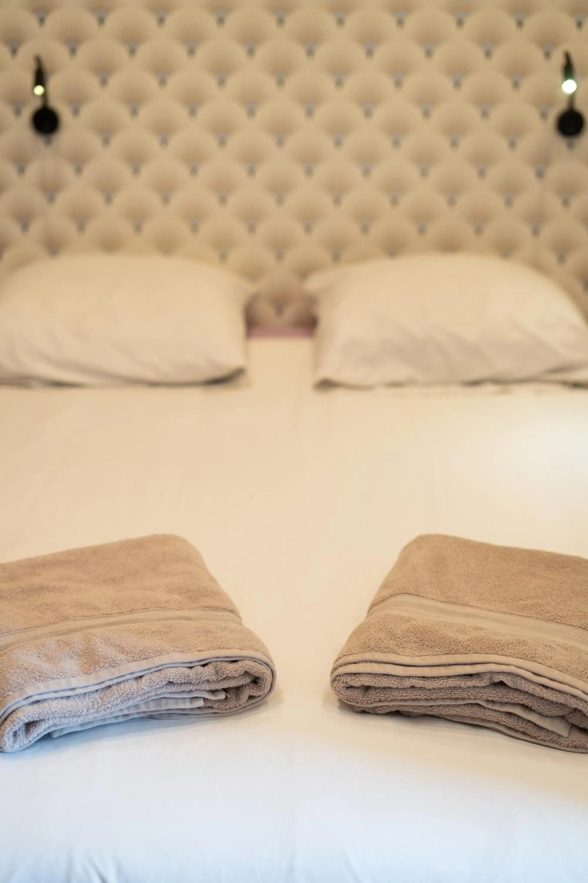 Bed in Capstay Color Valenciennes & Netflix