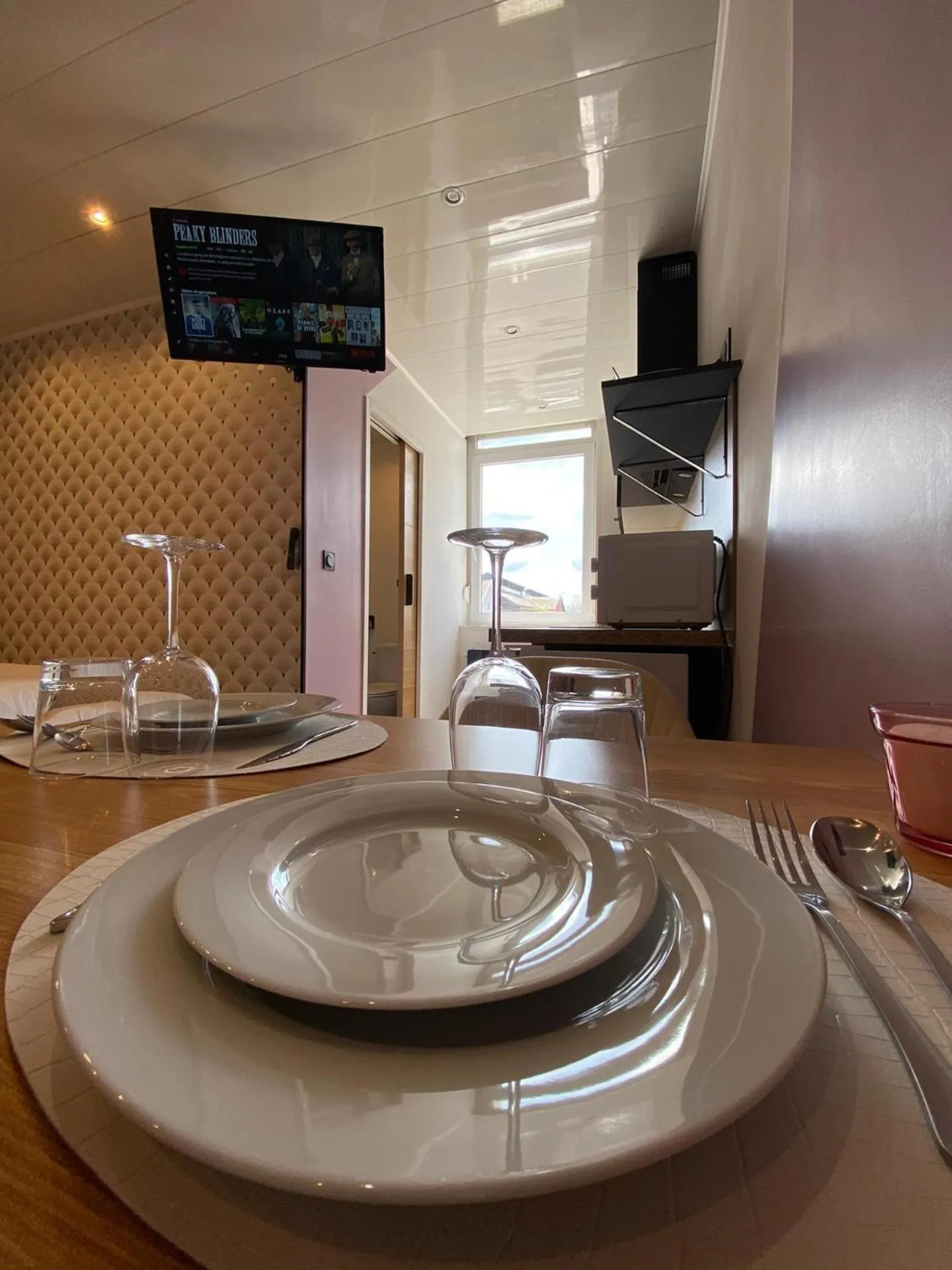 Dining area in Capstay Color Valenciennes & Netflix