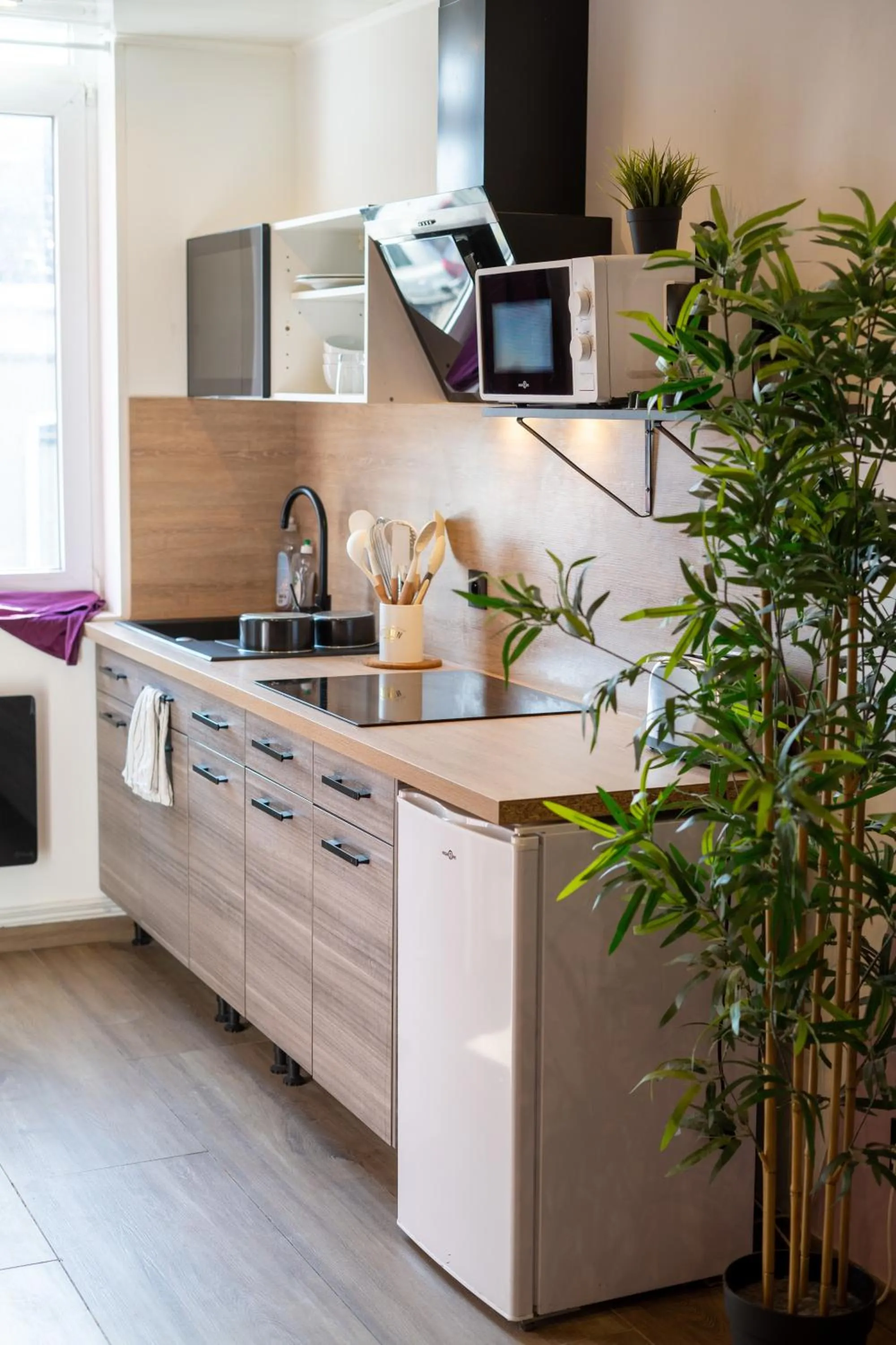 kitchen in Capstay Color Valenciennes & Netflix