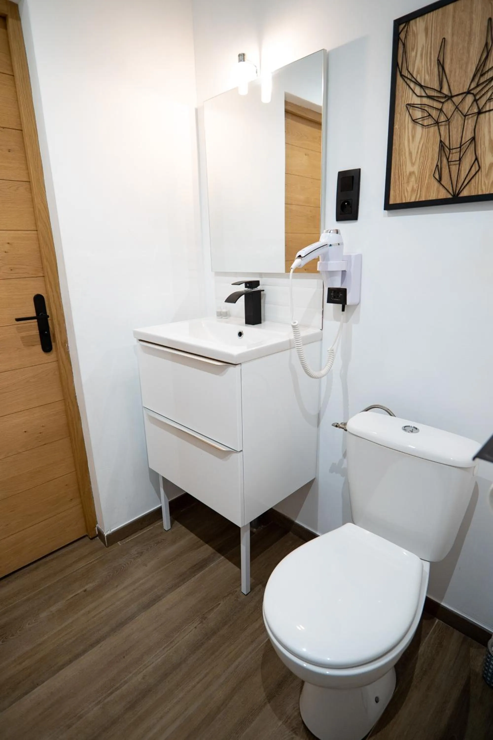 Toilet in Capstay Color Valenciennes & Netflix